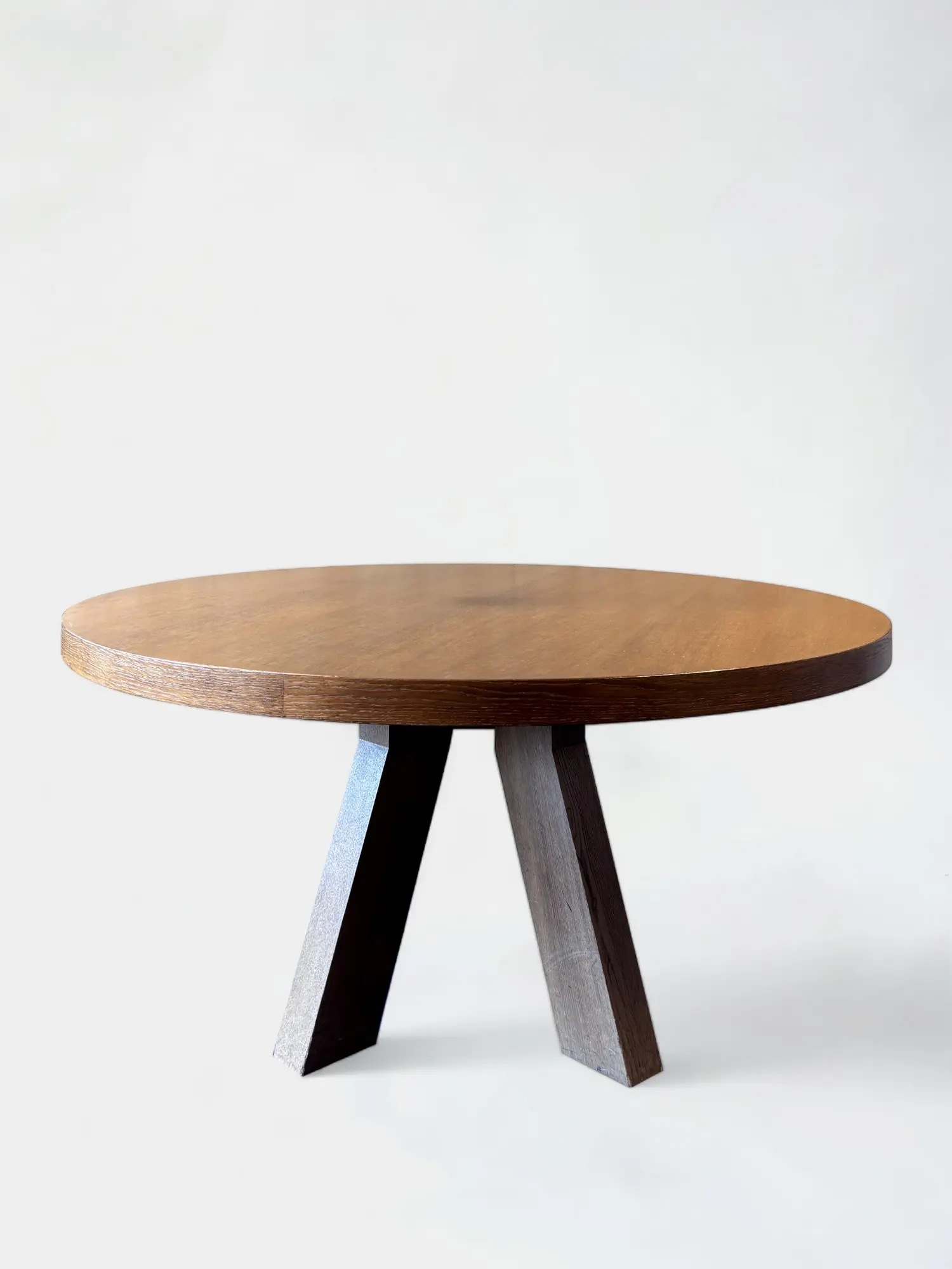 Table ronde en bois marron de 150 cm avec pieds angulaires robustes