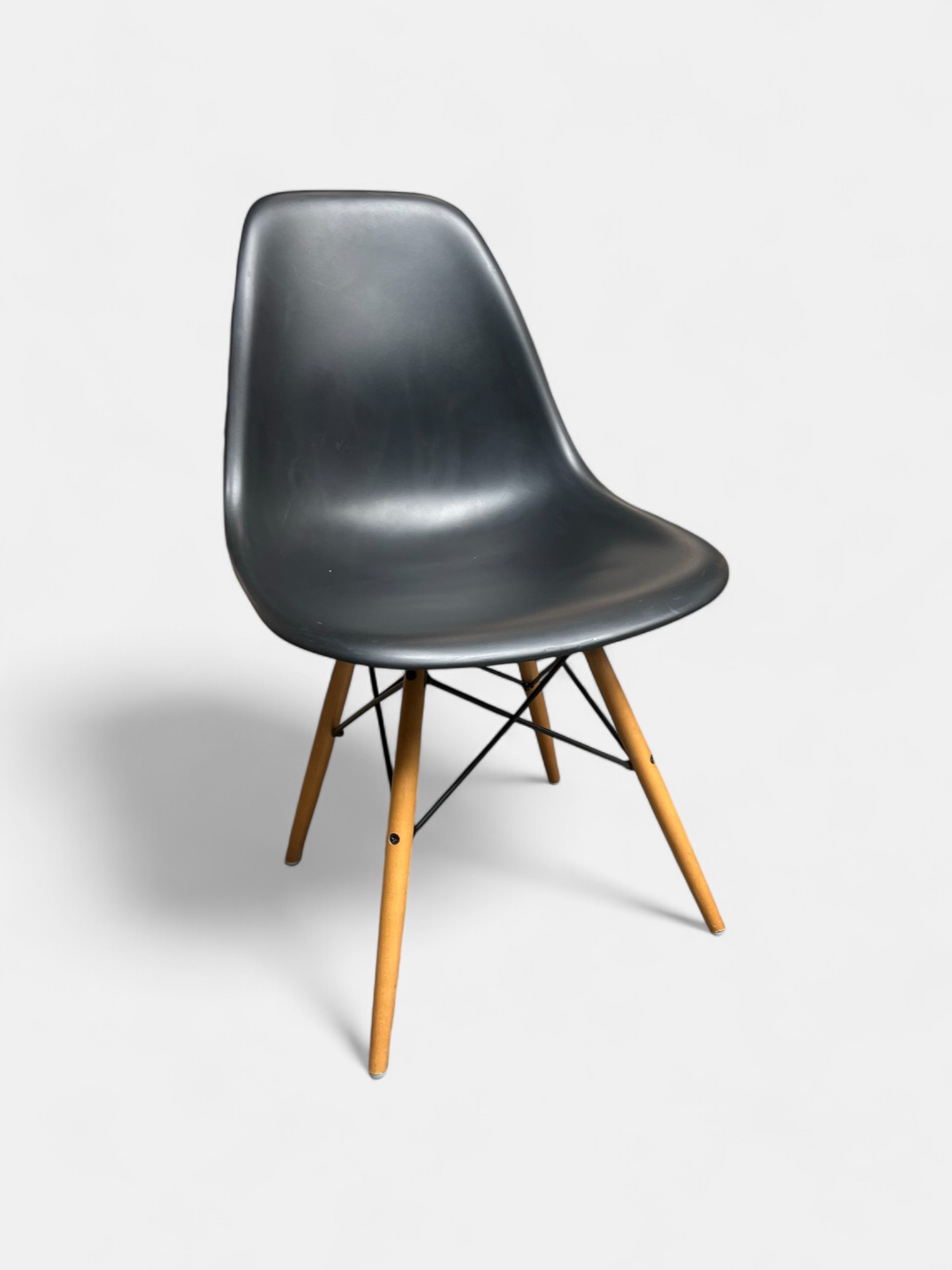 Vitra Charles & Ray Eames Zwart plastic en houten poten