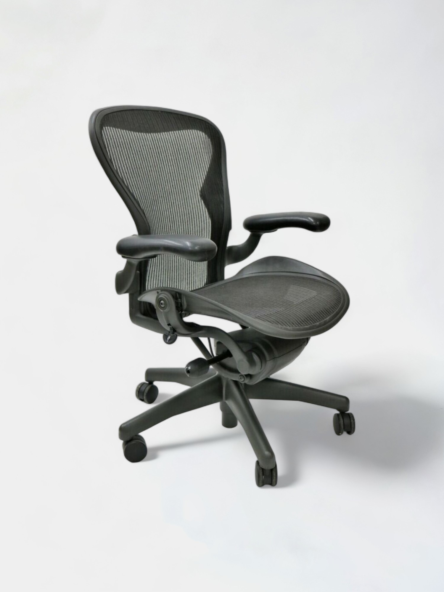 Herman Miller Aeron Classic Basic Graphite black mesh office chair size B