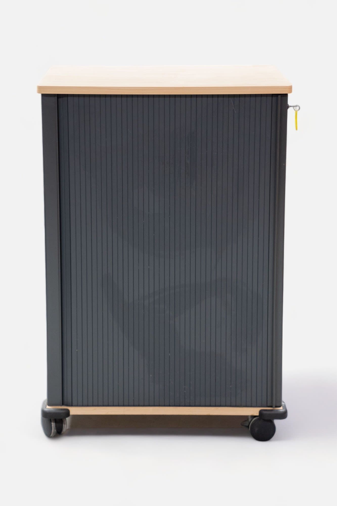 Grijze en houten opbergruimte op wieltjes met sleutelvergrendeling