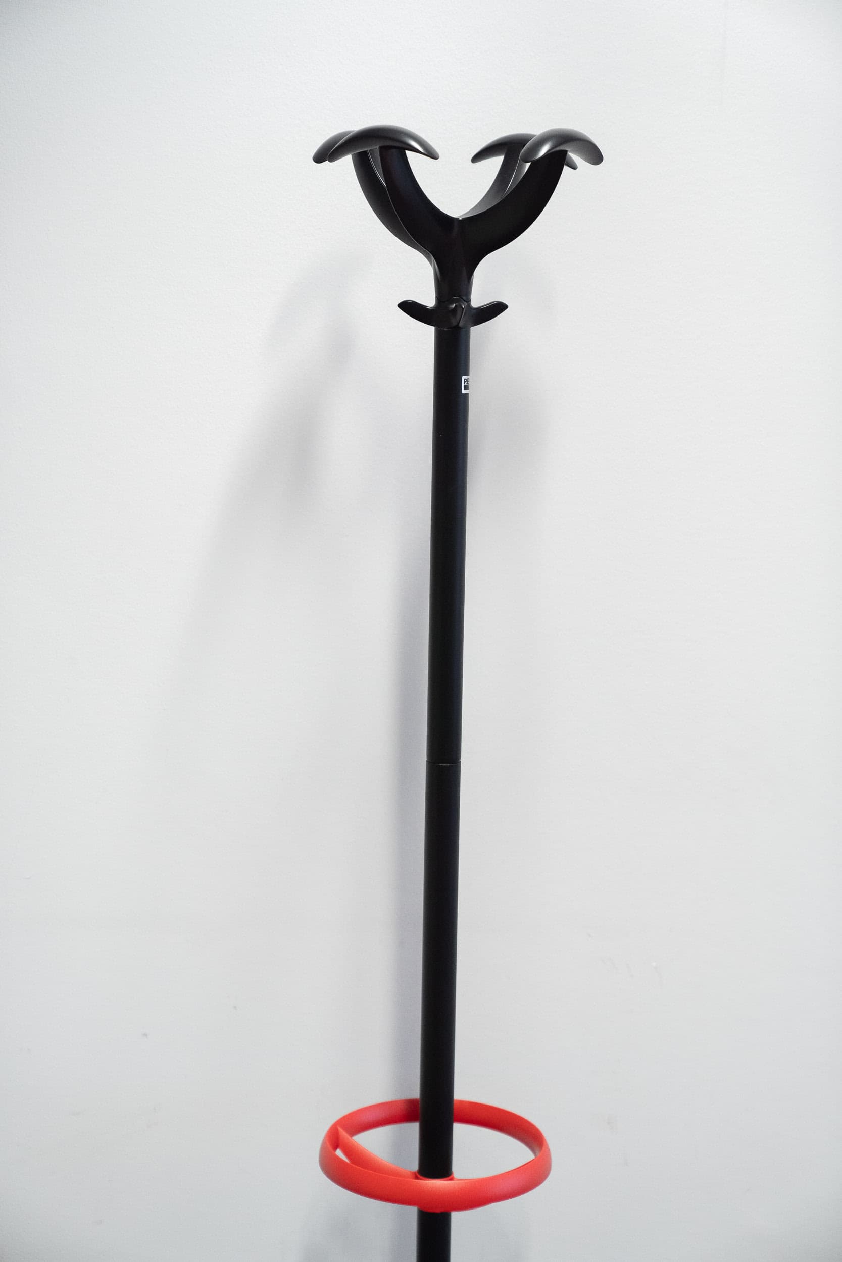 KAPSTOK Black and red metal coat hanger