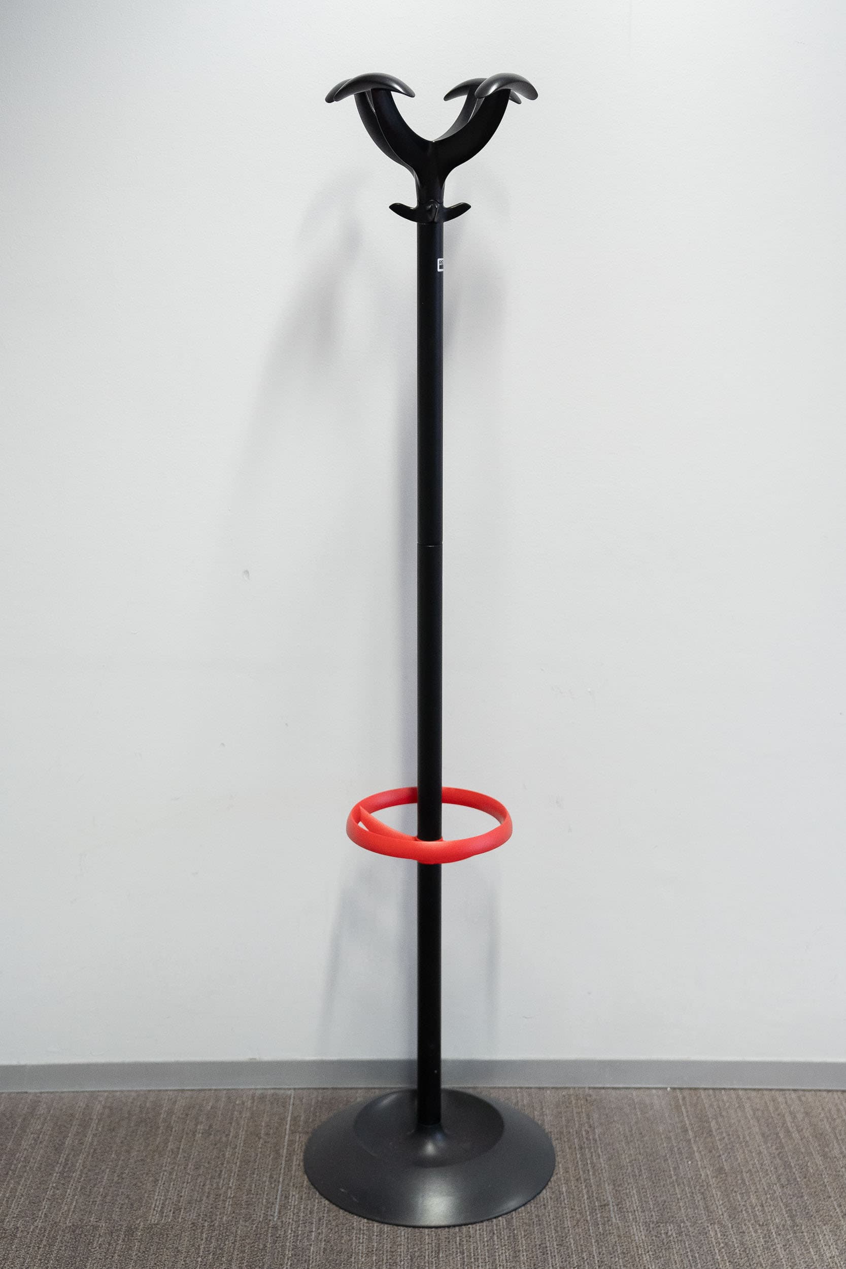 KAPSTOK Black and red metal coat hanger