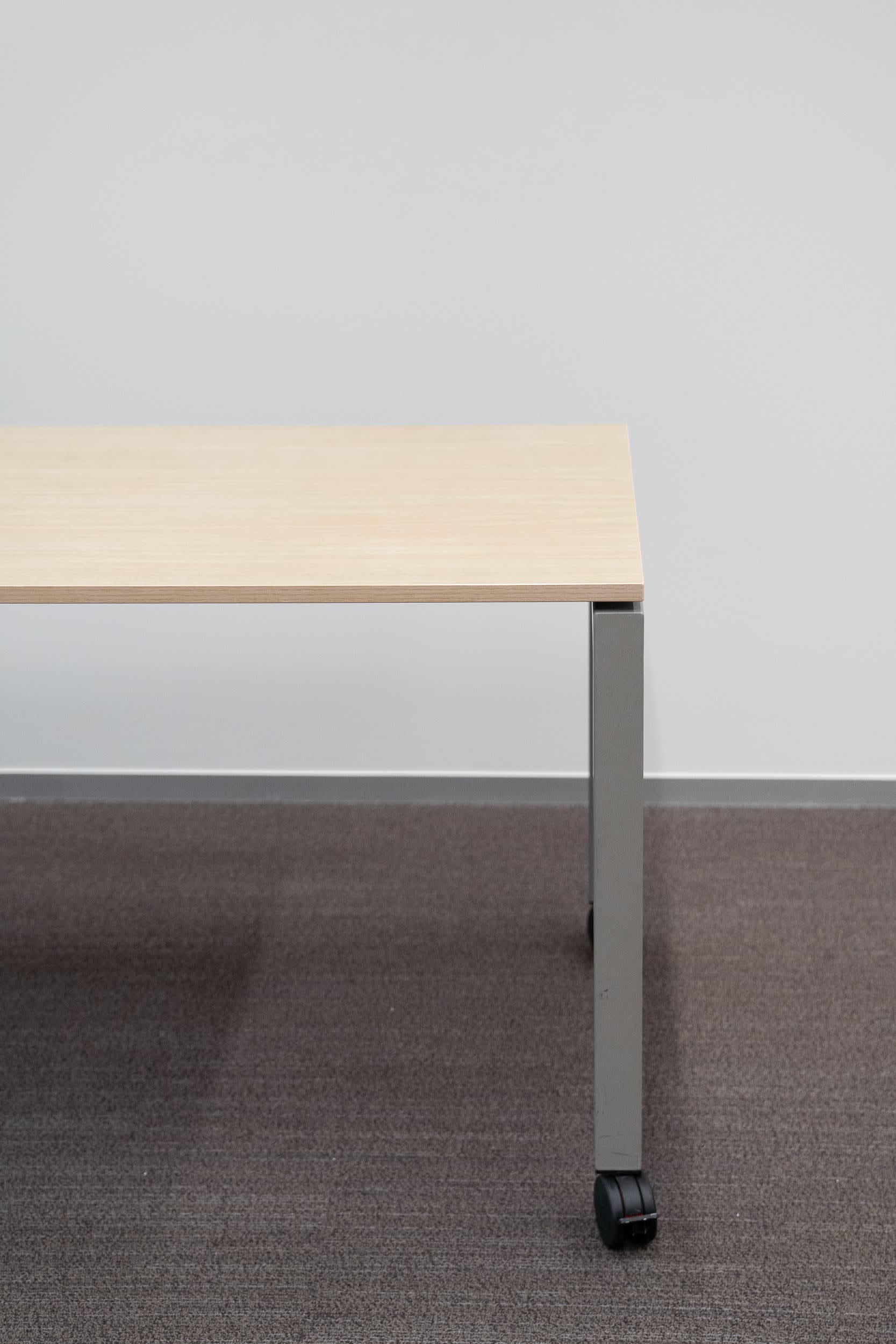 Nurus 140cm Licht houten bureau op grijze vierkante poten met geïntegreerde wielen