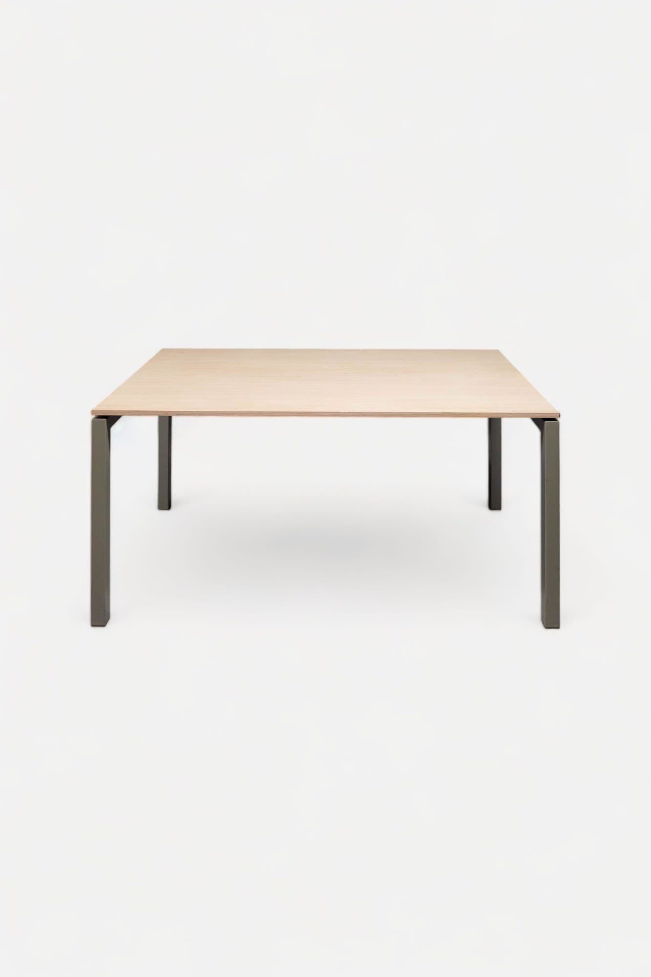 160cm Licht houten bureau met niet verstelbare grijze metalen poten