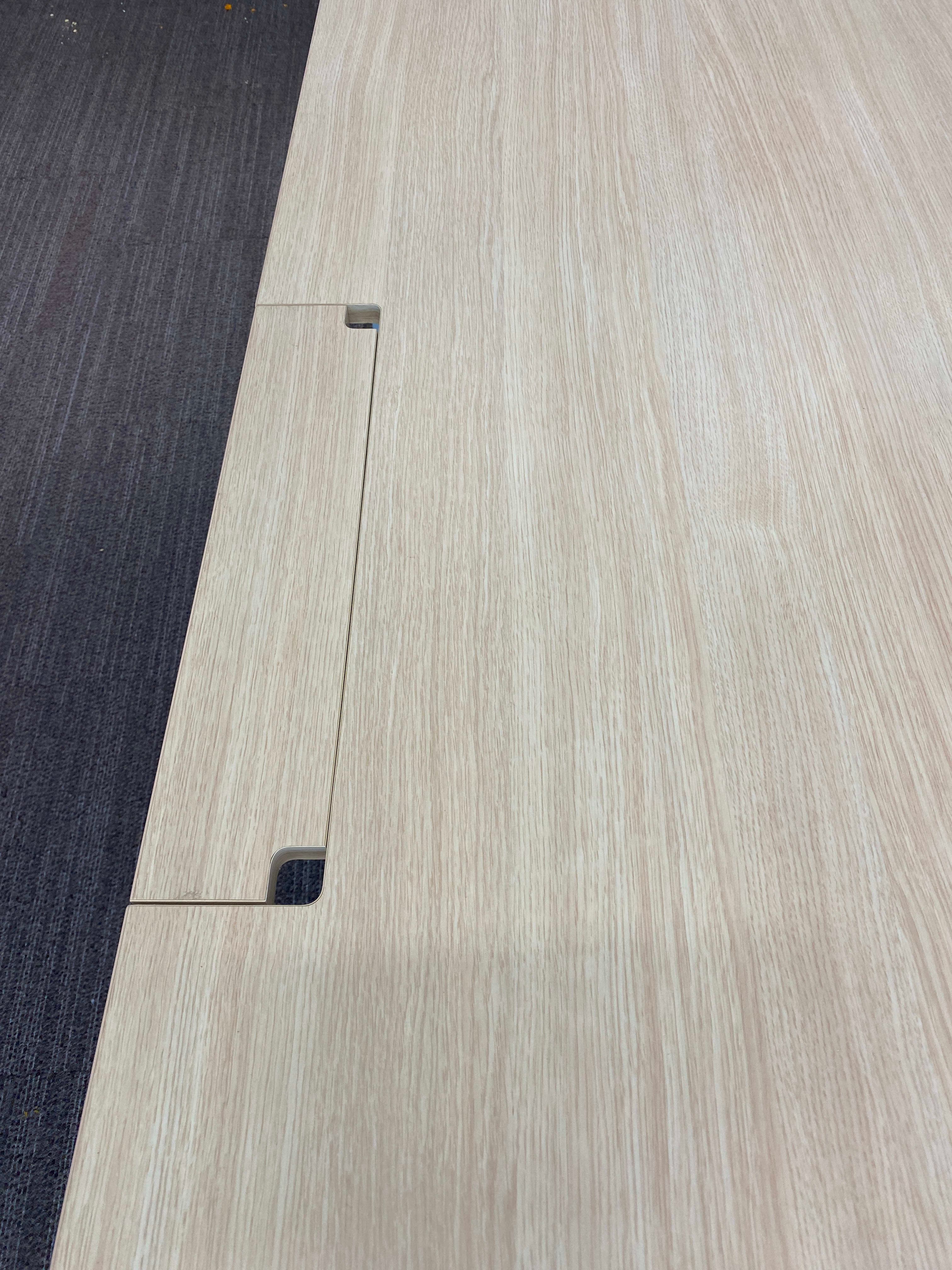 Houten NURUS bureaus 180x90cm in hoogte verstelbaar met toegang aan bovenzijde