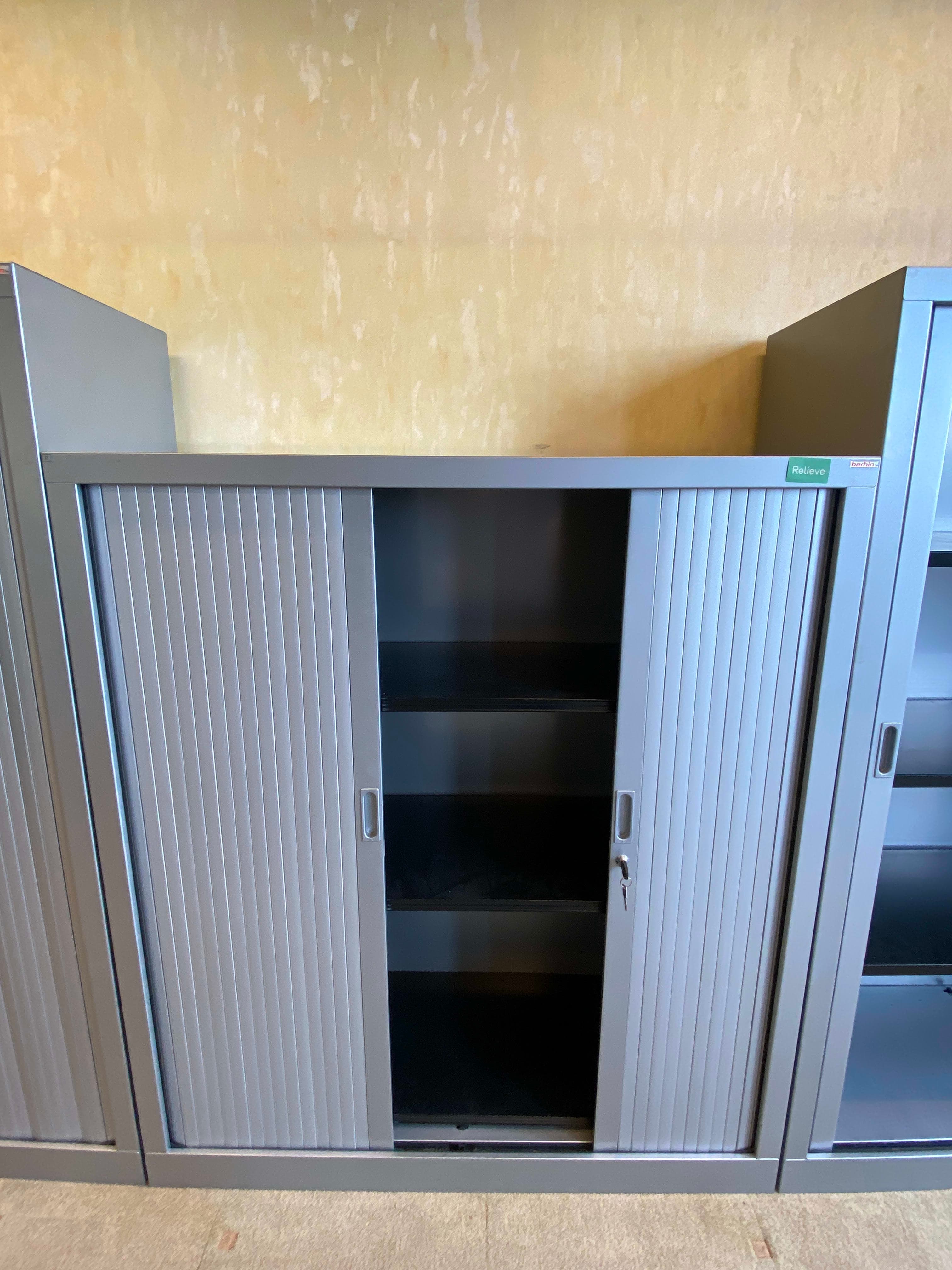 Armoire grise de 138 cm avec clé