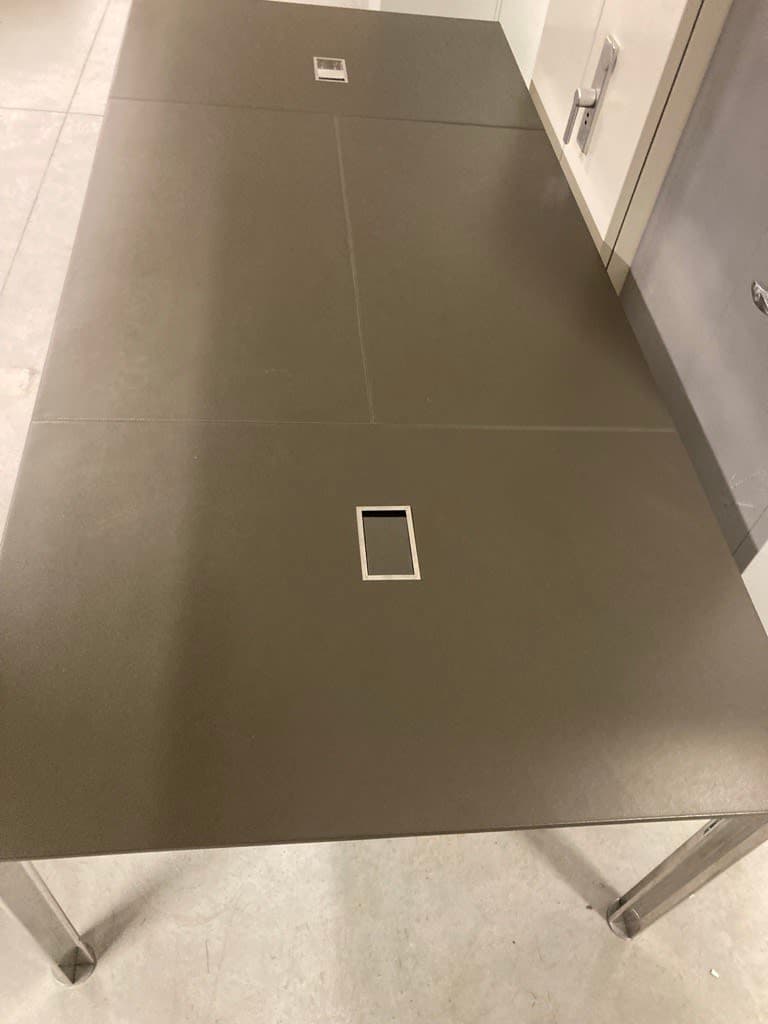 Bulo vergadertafel met leren bovenblad en bladtoegang op verchroomde poten