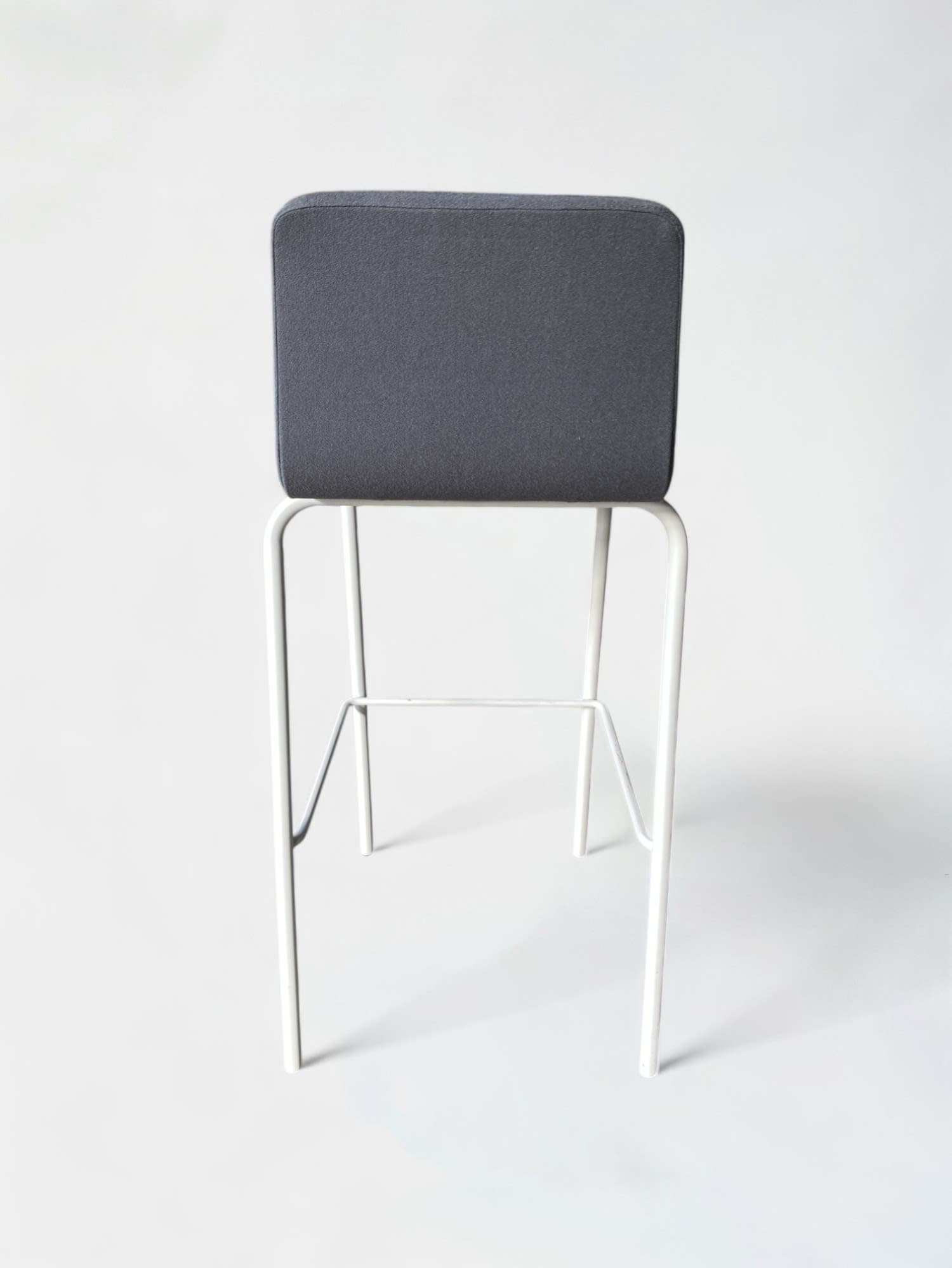 Steelcase Chaise haute grise sur pieds blancs