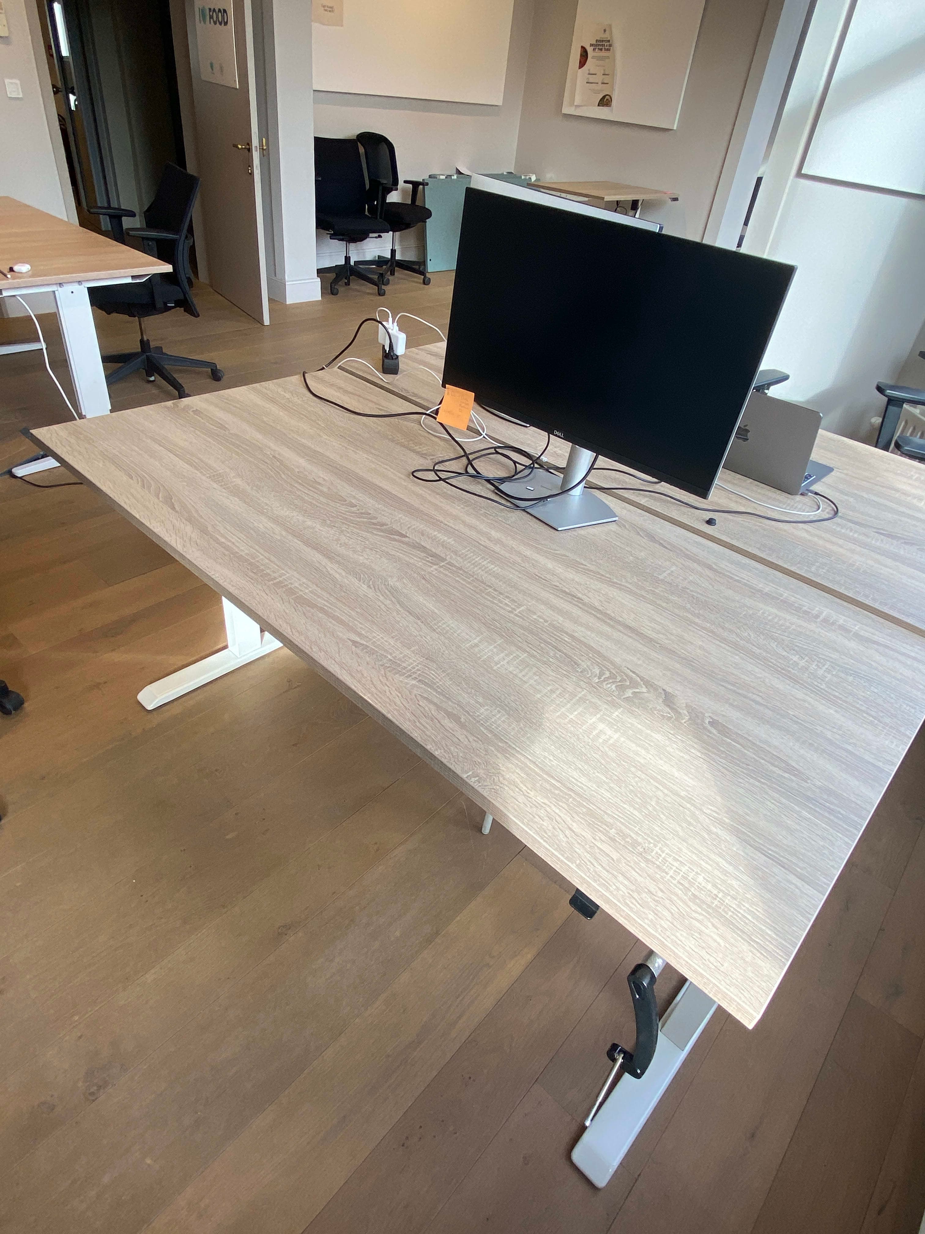 160cm Verstelbaar bureau in licht hout op witte metalen poten