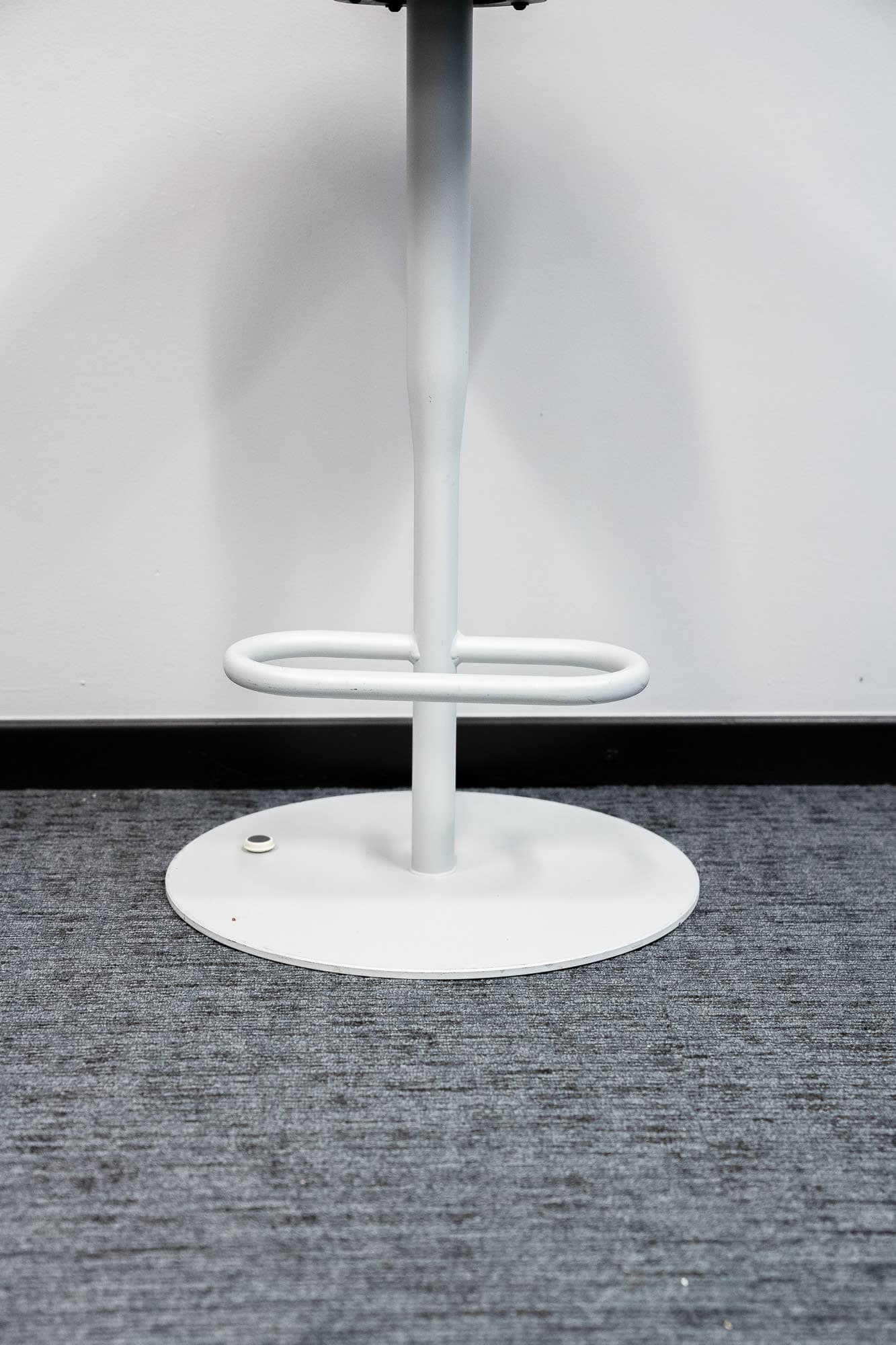 Tabouret haut arrondi orange sur pieds blancs