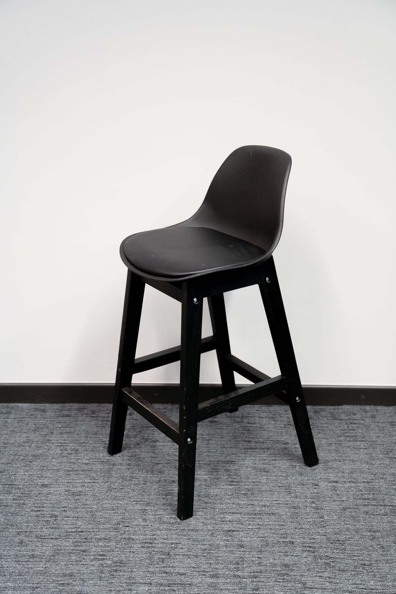Tabouret 75cm en bois noir avec assise en plastique et cuir synthétique