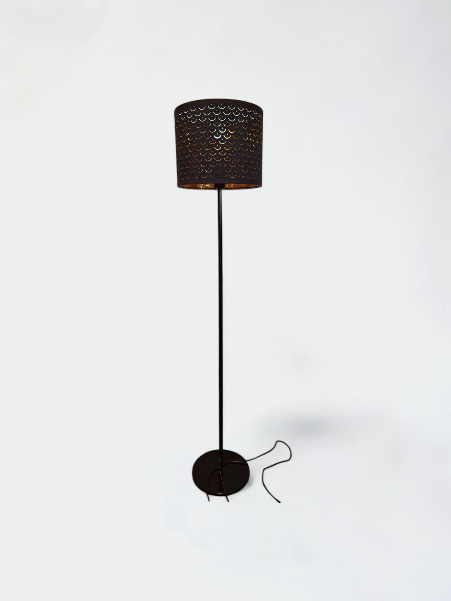 Zwarte metalen vloerlamp van Ikea met geperforeerde kap