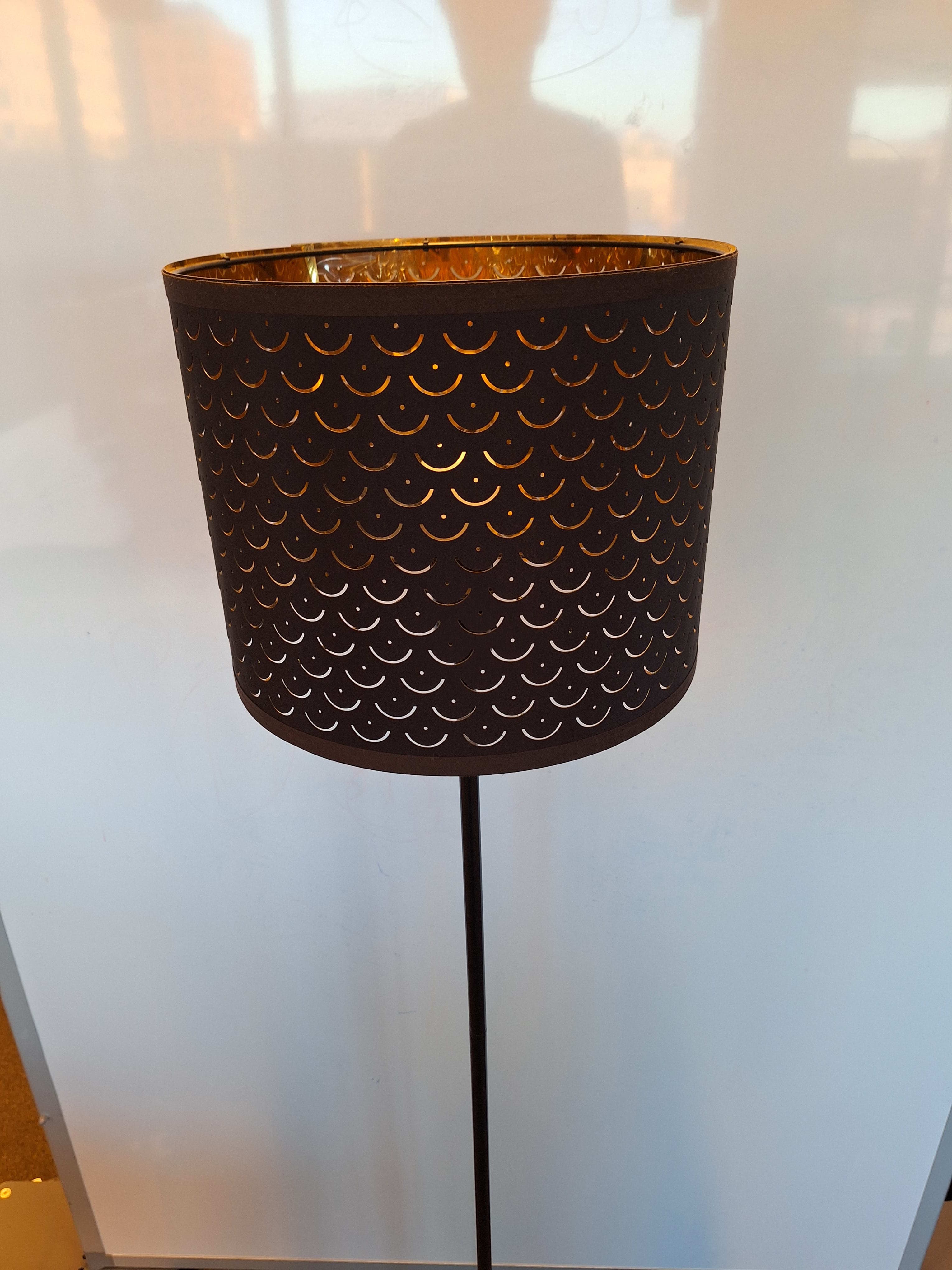 Zwarte metalen vloerlamp van Ikea met geperforeerde kap