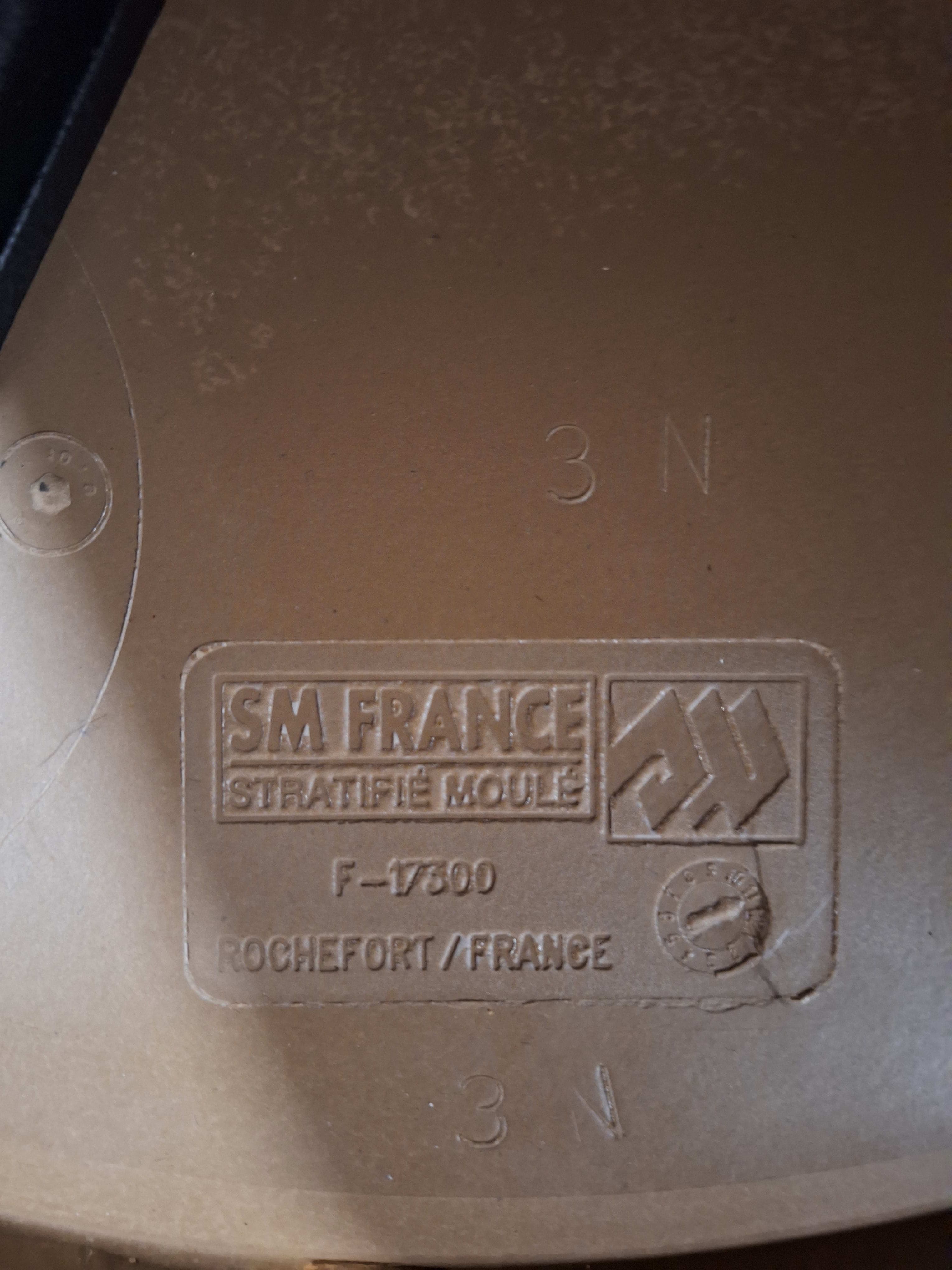 Table ronde en plastique avec pied noir