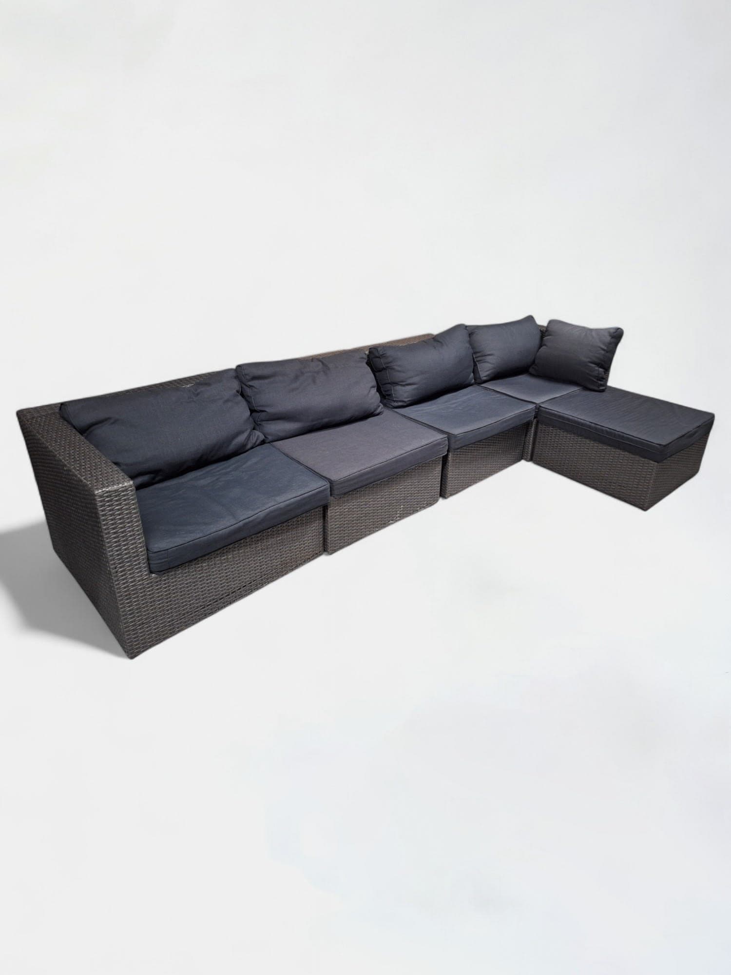Bruine kunststof rieten modulaire buitenbank met zwarte kussens