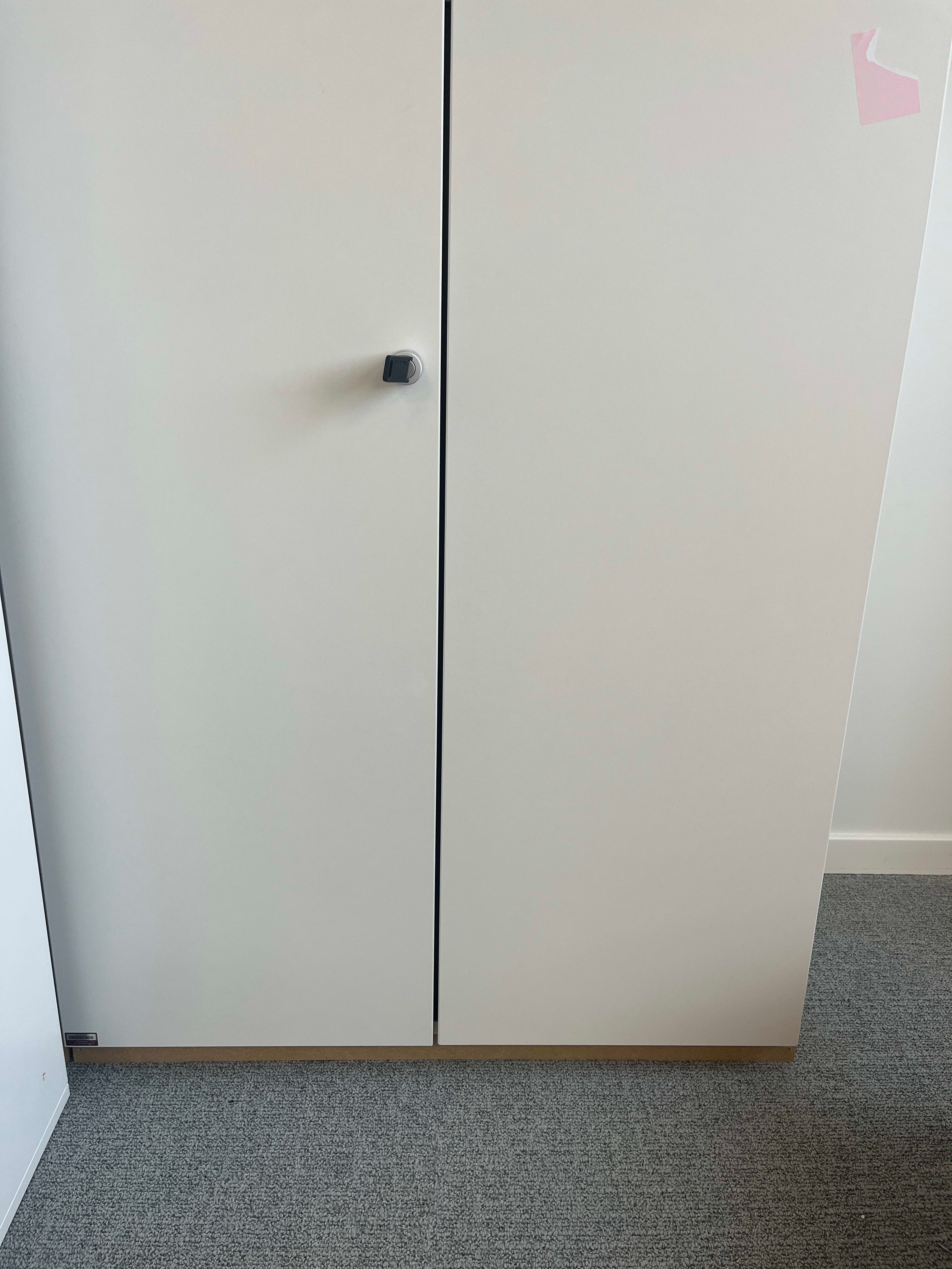 Meuble blanc et socle en bois de Steelcase
