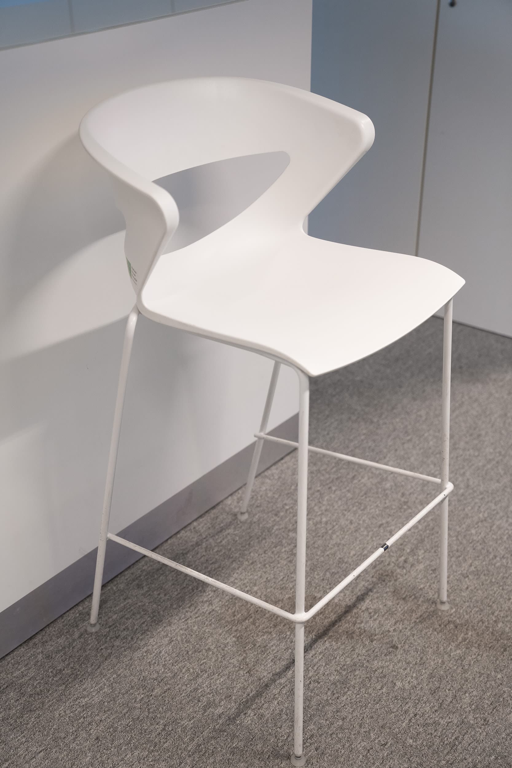 KICCA Tabouret de bar en plastique blanc avec dossier intégré et design moderne et épuré