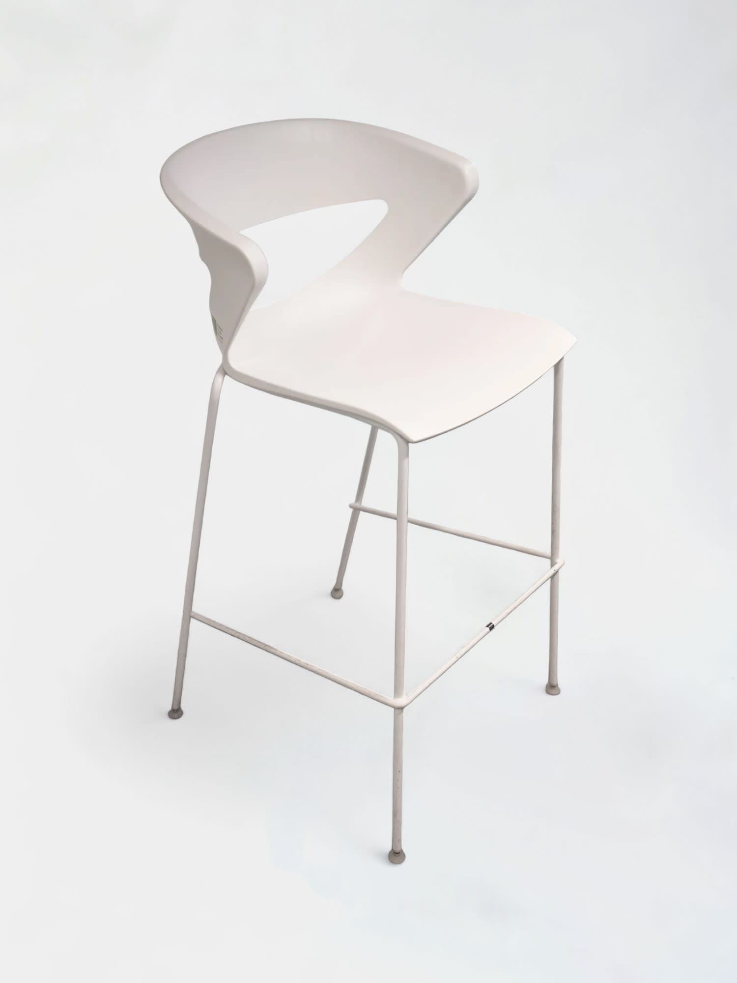 KICCA Tabouret de bar en plastique blanc avec dossier intégré et design moderne et épuré