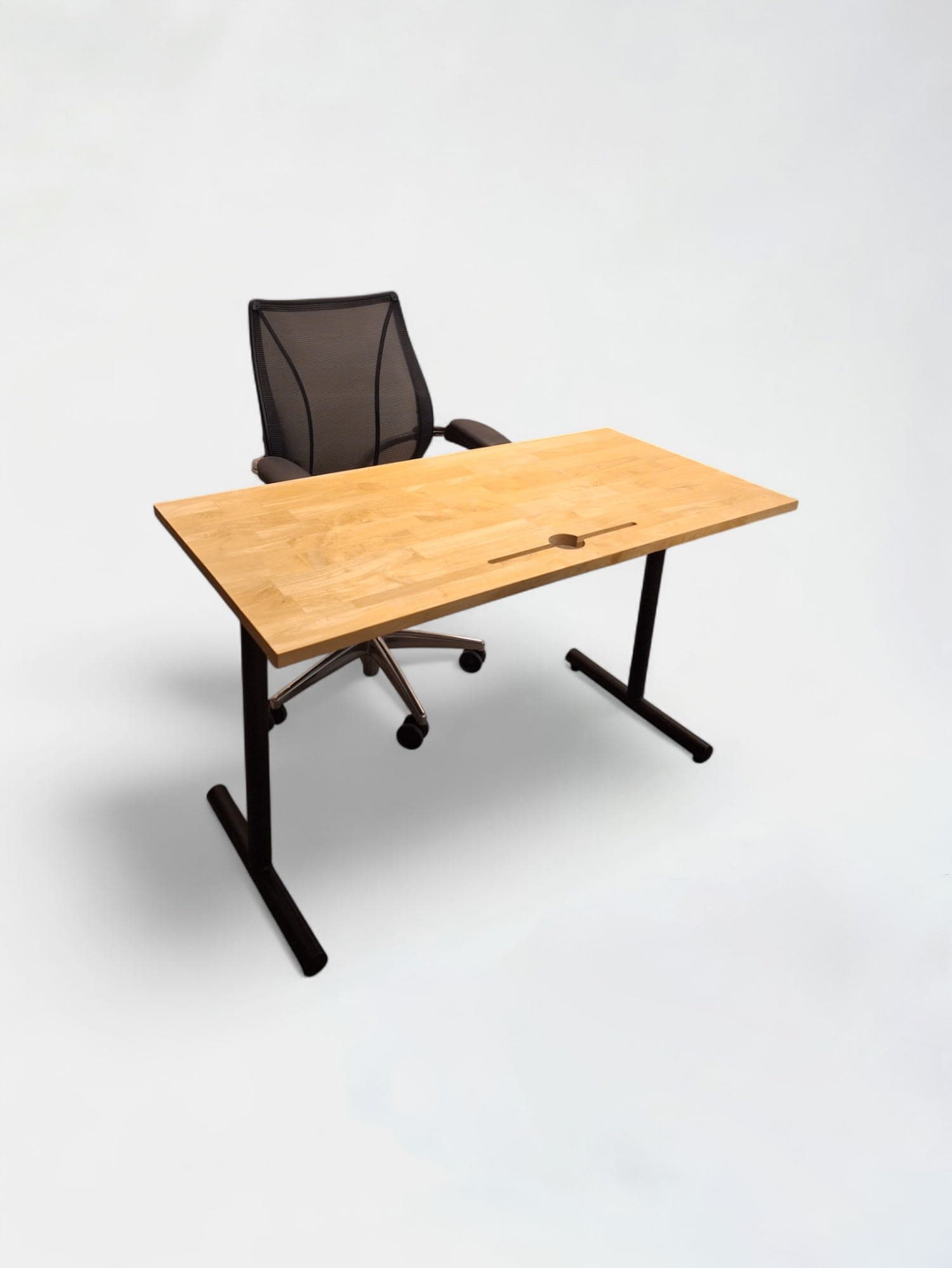 Houten bureau met toegang boven en zwart stalen T-poten