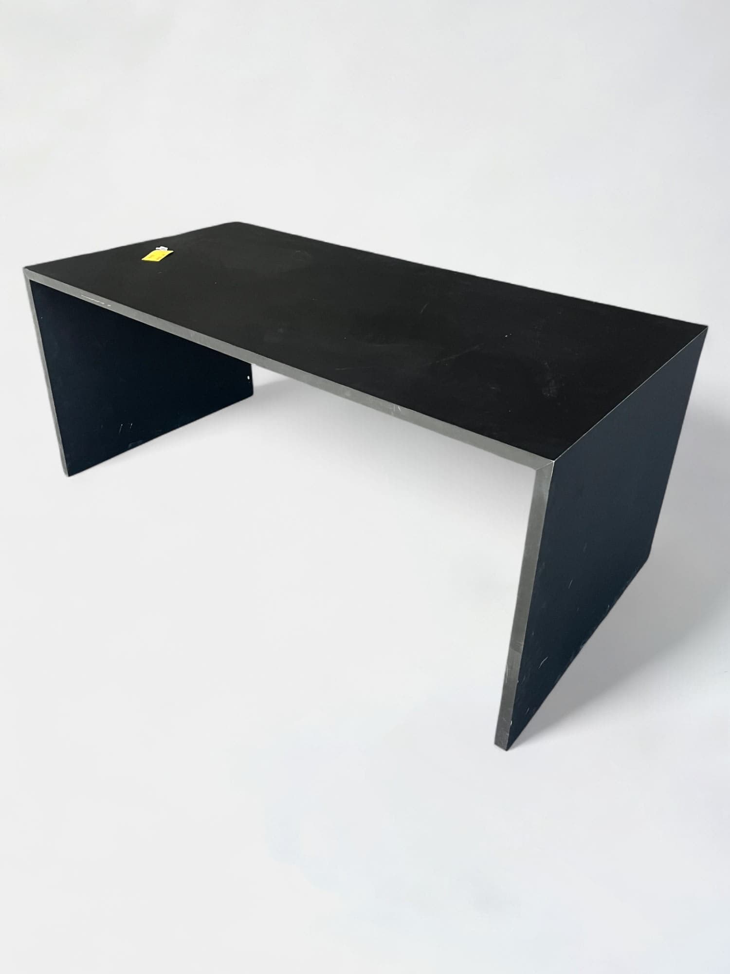 Zwart mat houten tafel met rechthoekige vorm zonder toegang tot bovenblad