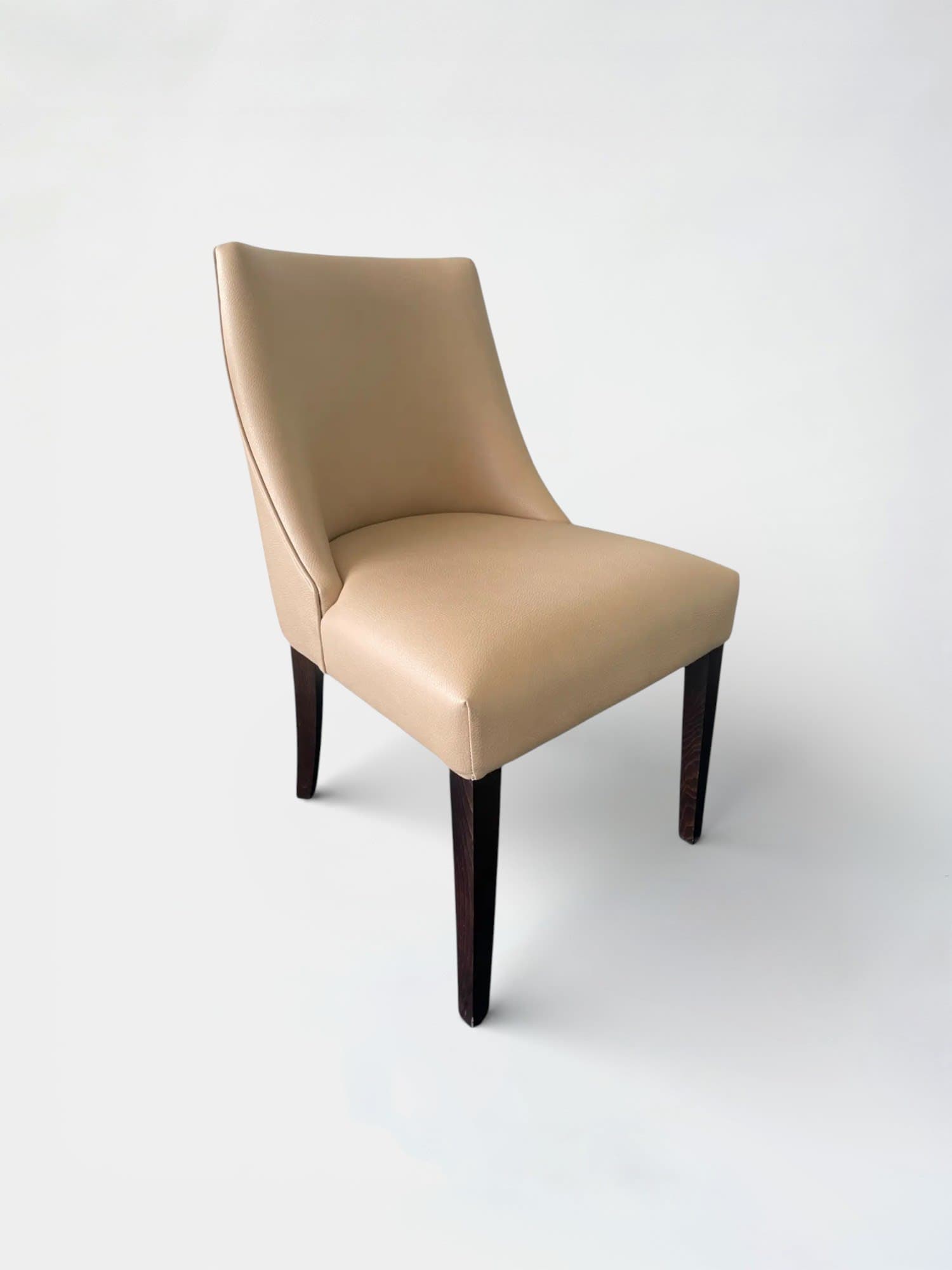 Beige leren stoel met houten poten