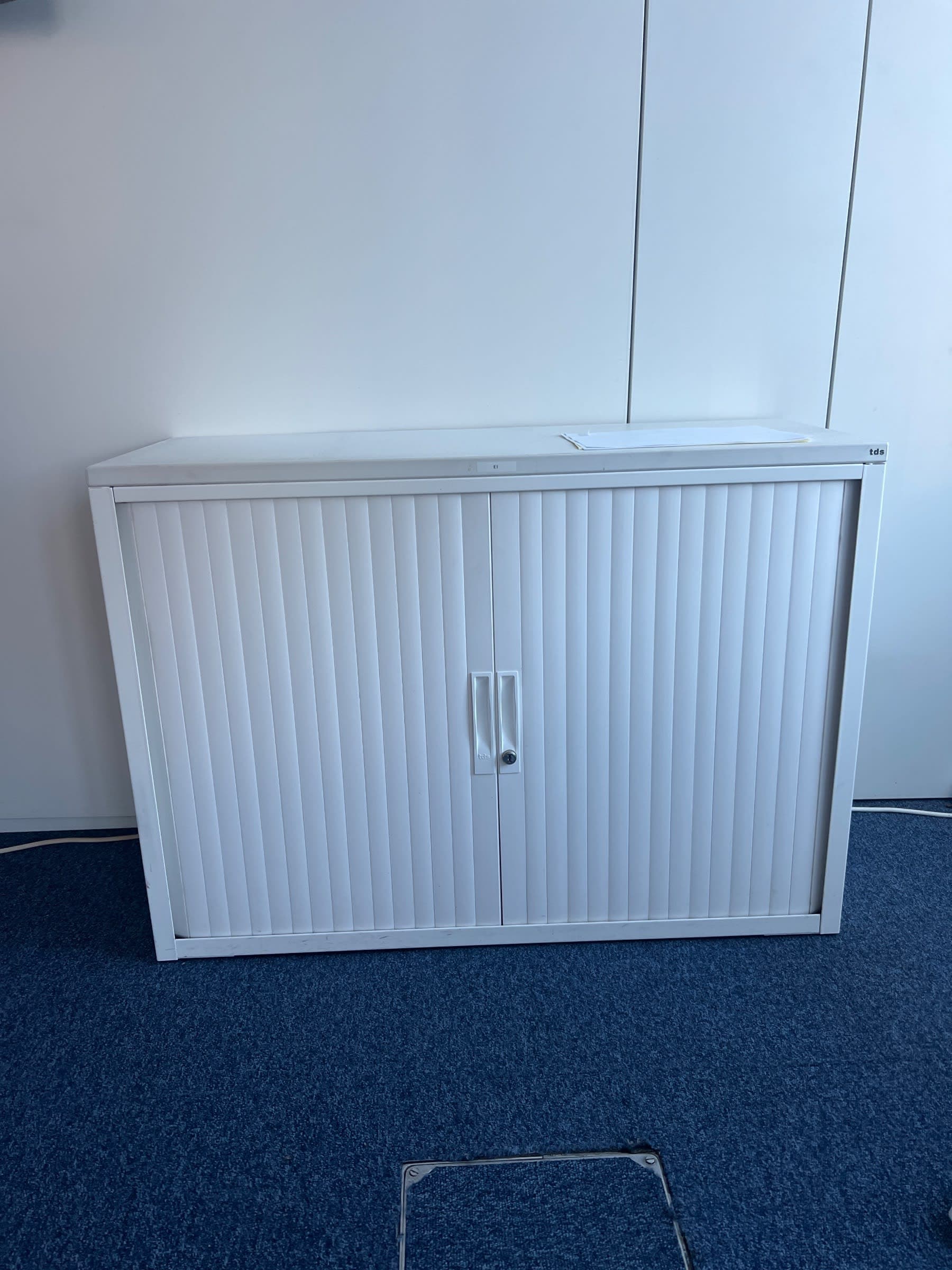 Wit metalen opbergmeubel met schuifdeuren