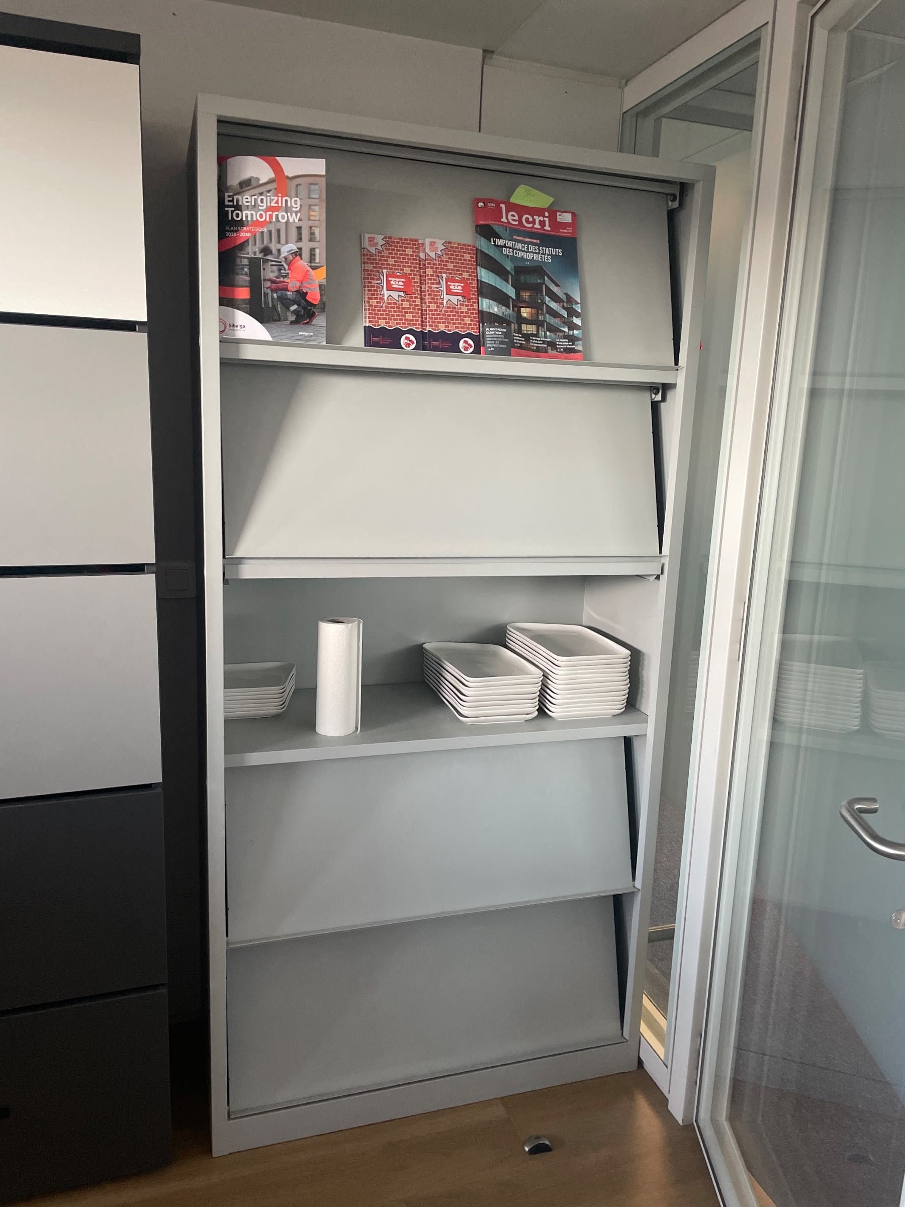 Grijs metalen rek met verstelbare planken