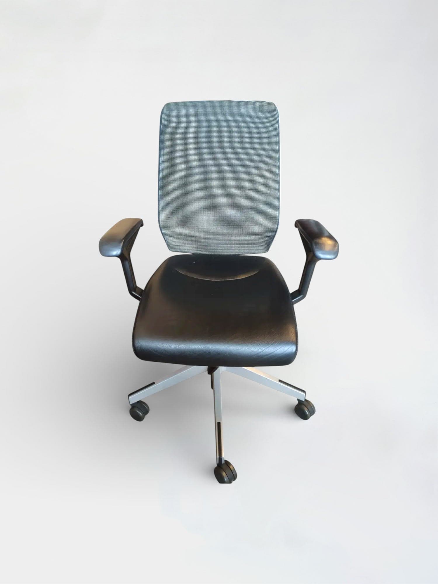 Giroflex dossier en maille grise avec assise en cuir noir chaise de bureau avec structure en plastique gris