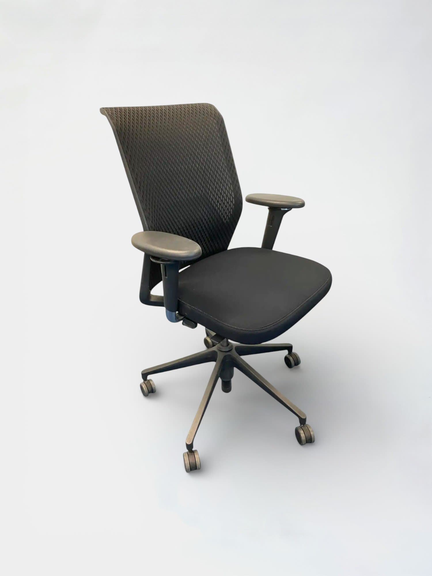 Chaise en treillis noir Vitra avec pieds noirs