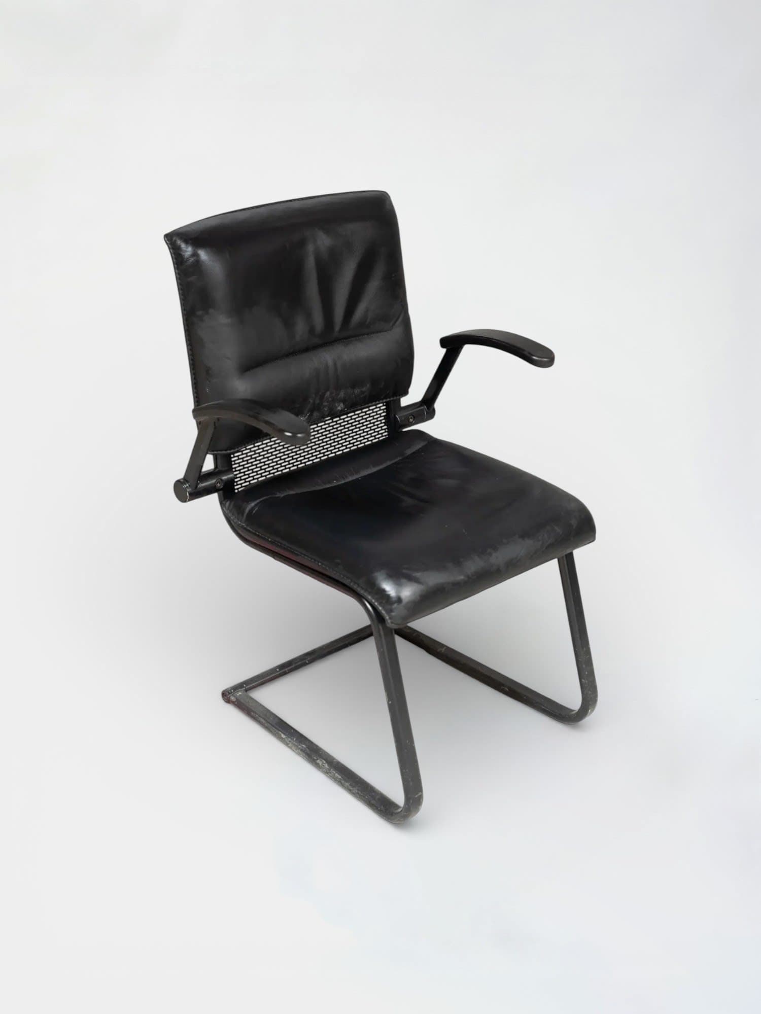 Zwart leren stoel op zwarte poten