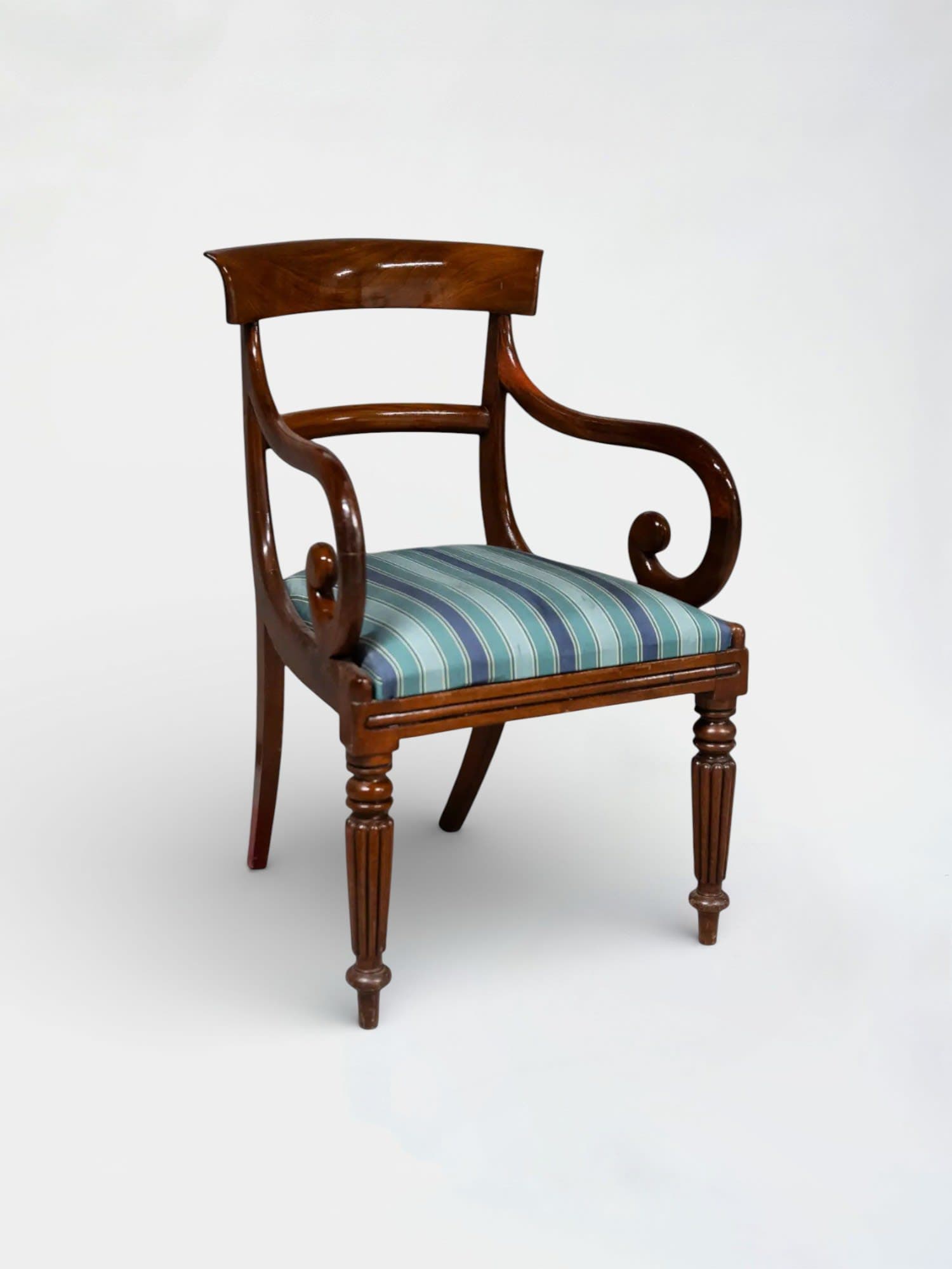 Vintage houten stoel met blauw kussen