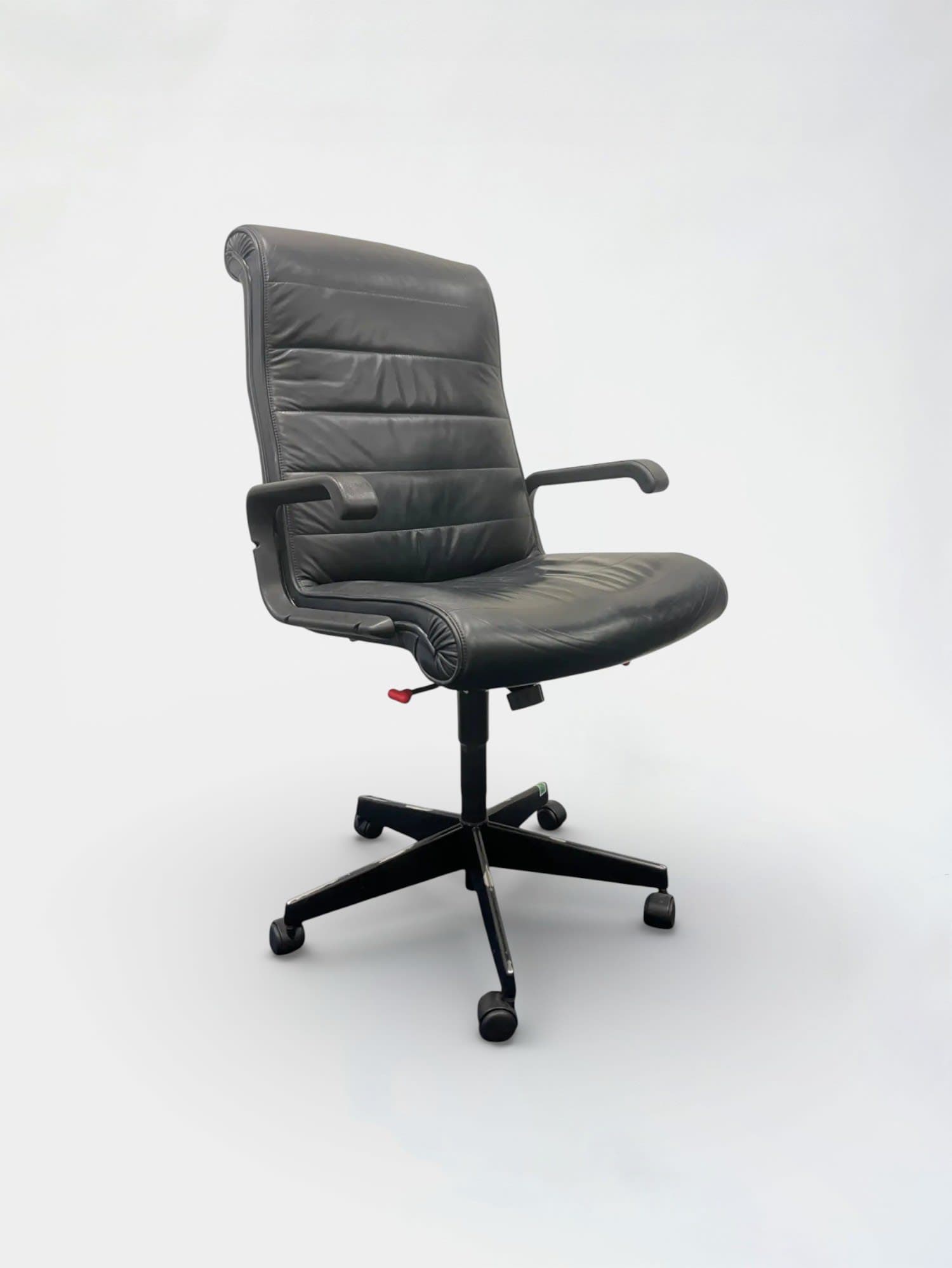 Chaise de bureau en cuir noir avec accoudoirs