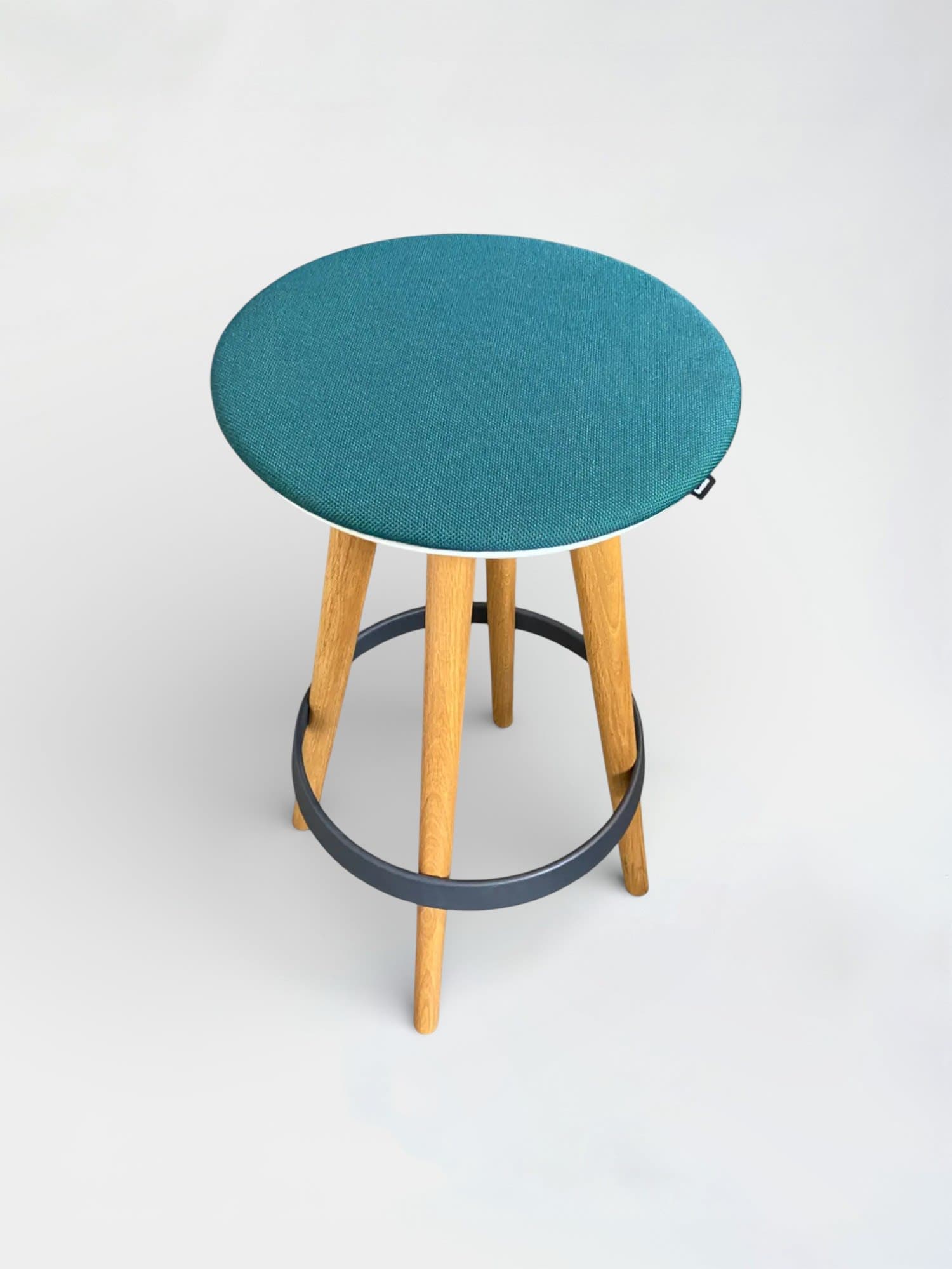 Bene Timba tabouret haut bleu-vert sur pieds en bois avec repose-pieds en métal
