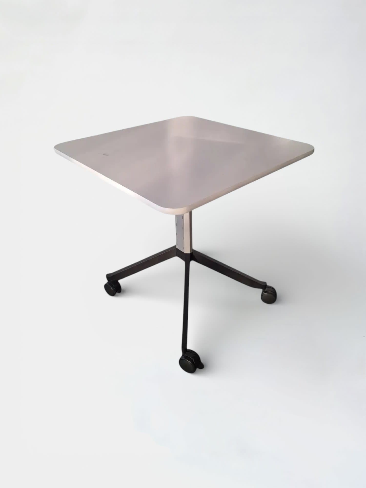 Table carrée blanche avec pieds noirs et hauteur réglable