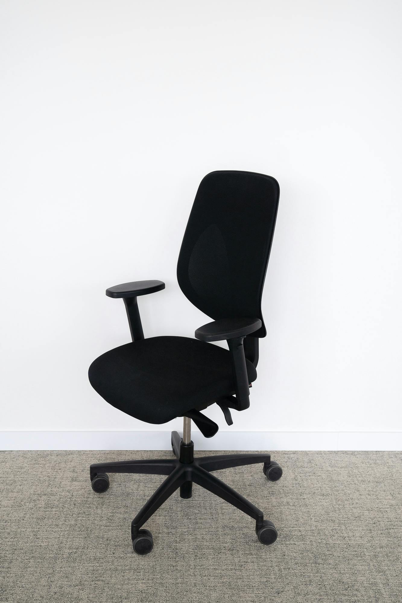 Chaise de bureau noire GIROFLEX - Relieve Furniture