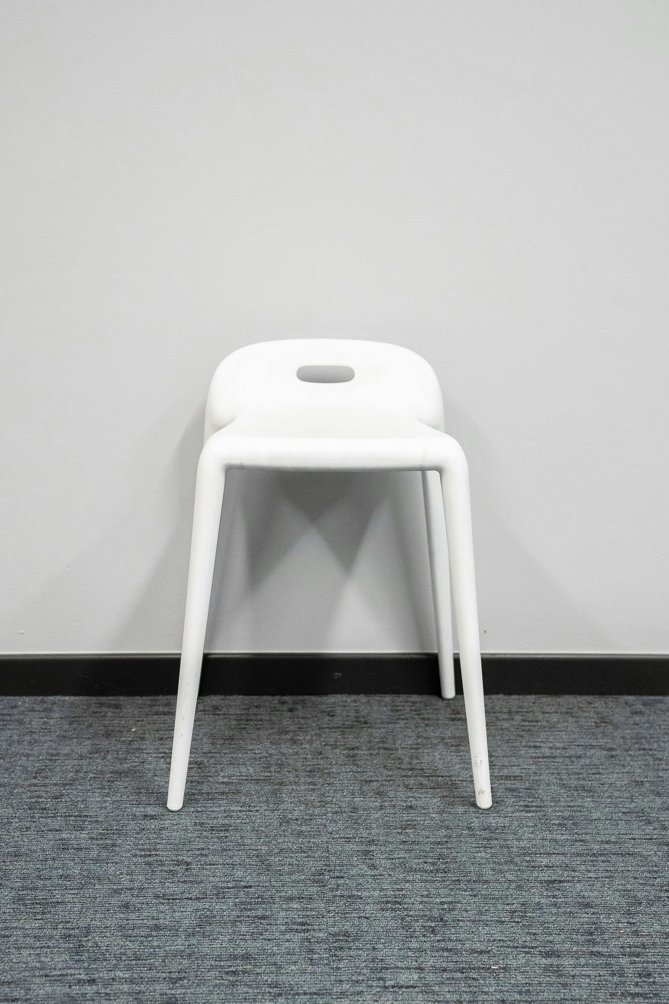 Chaise blanche, petit dossier - Relieve Furniture