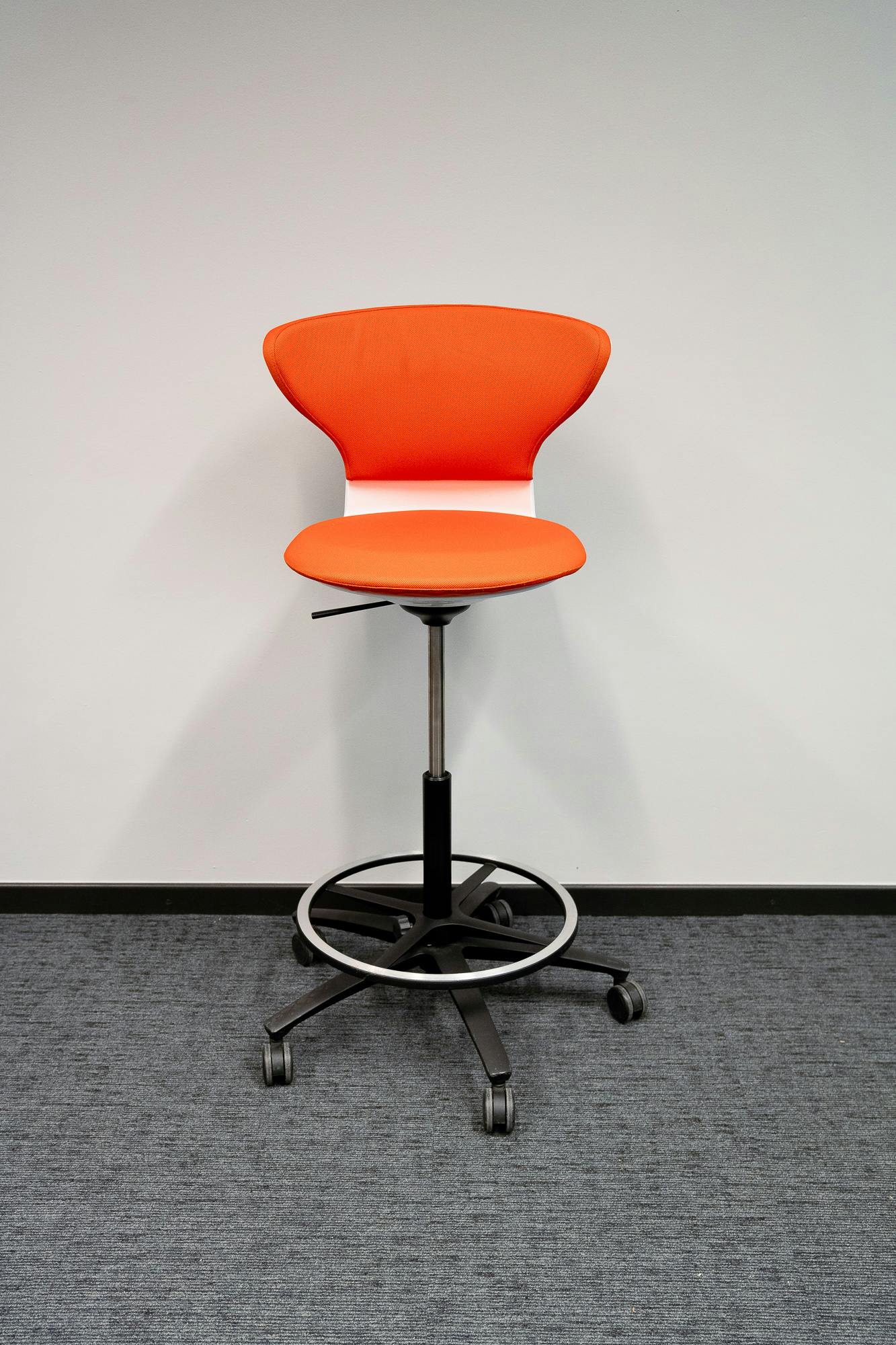 Tabouret réglable en hauteur Sedus blanc et orange - Relieve Furniture