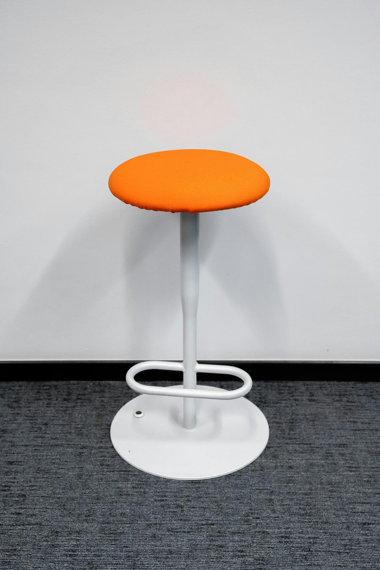 Tabouret orange, assise ronde - Relieve Furniture