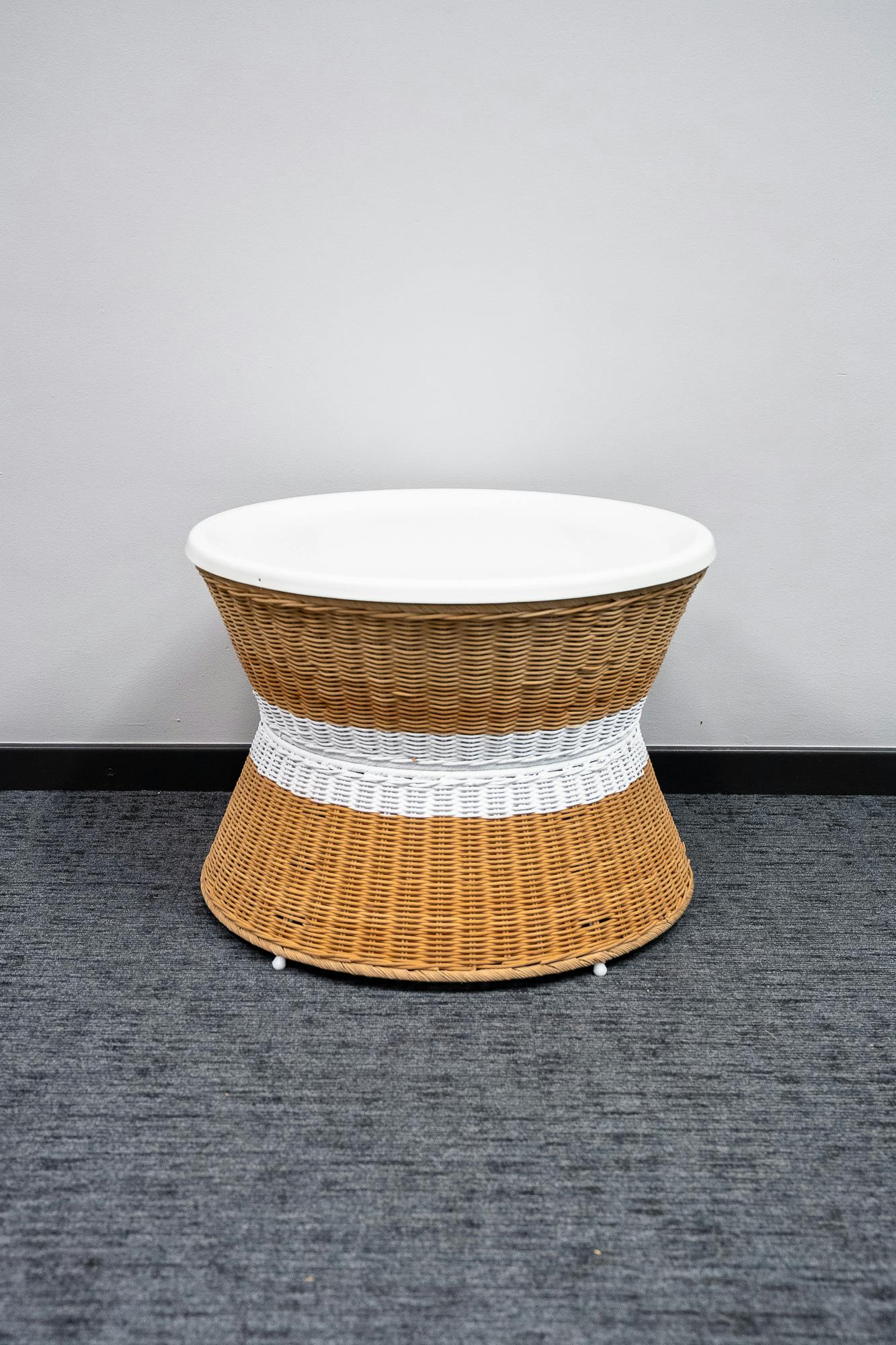 Table basse en osier avec plateau blanc - Relieve Furniture