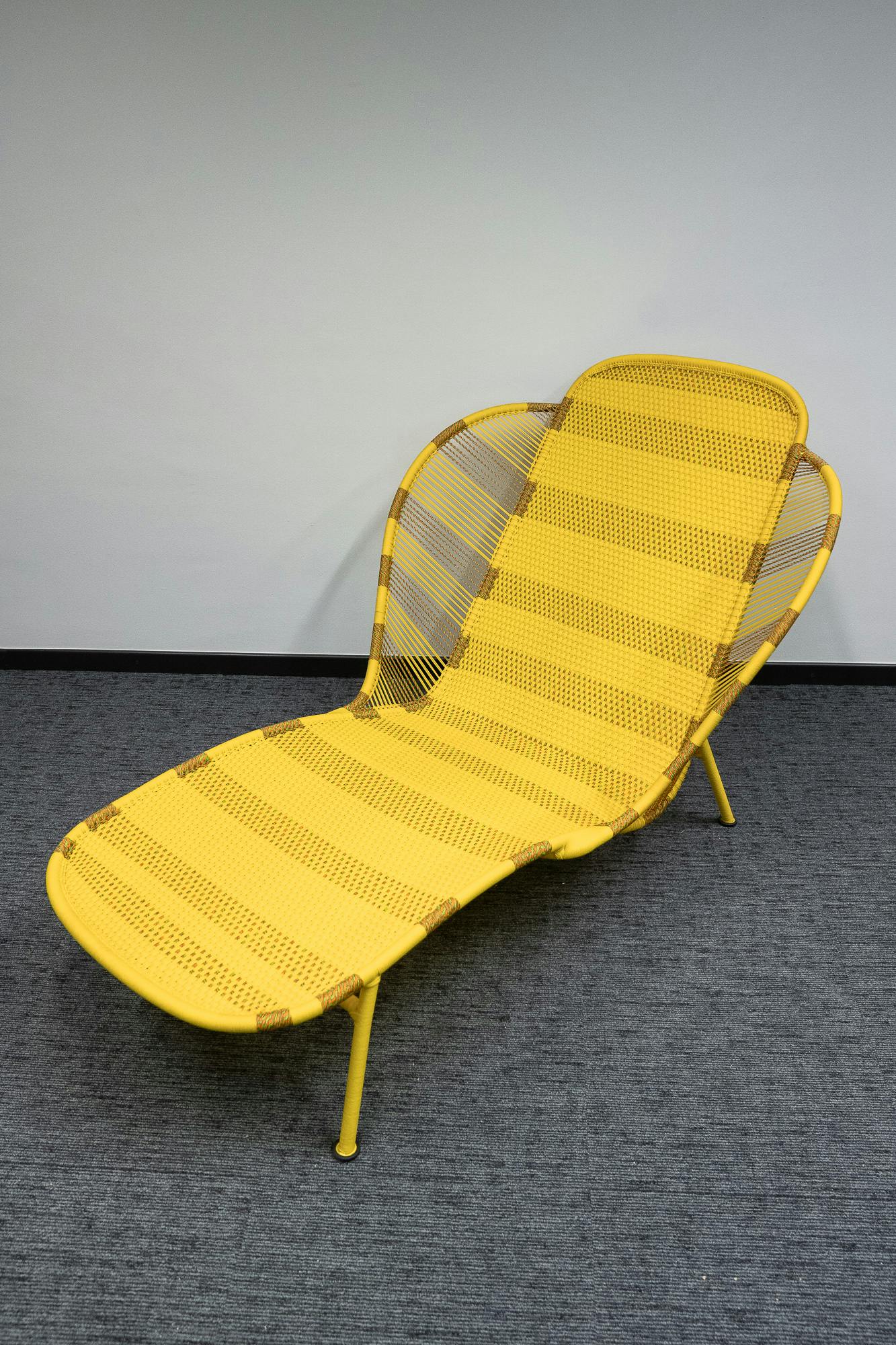 Transat / Chaise longue jaune tissée MOROSO - Relieve Furniture