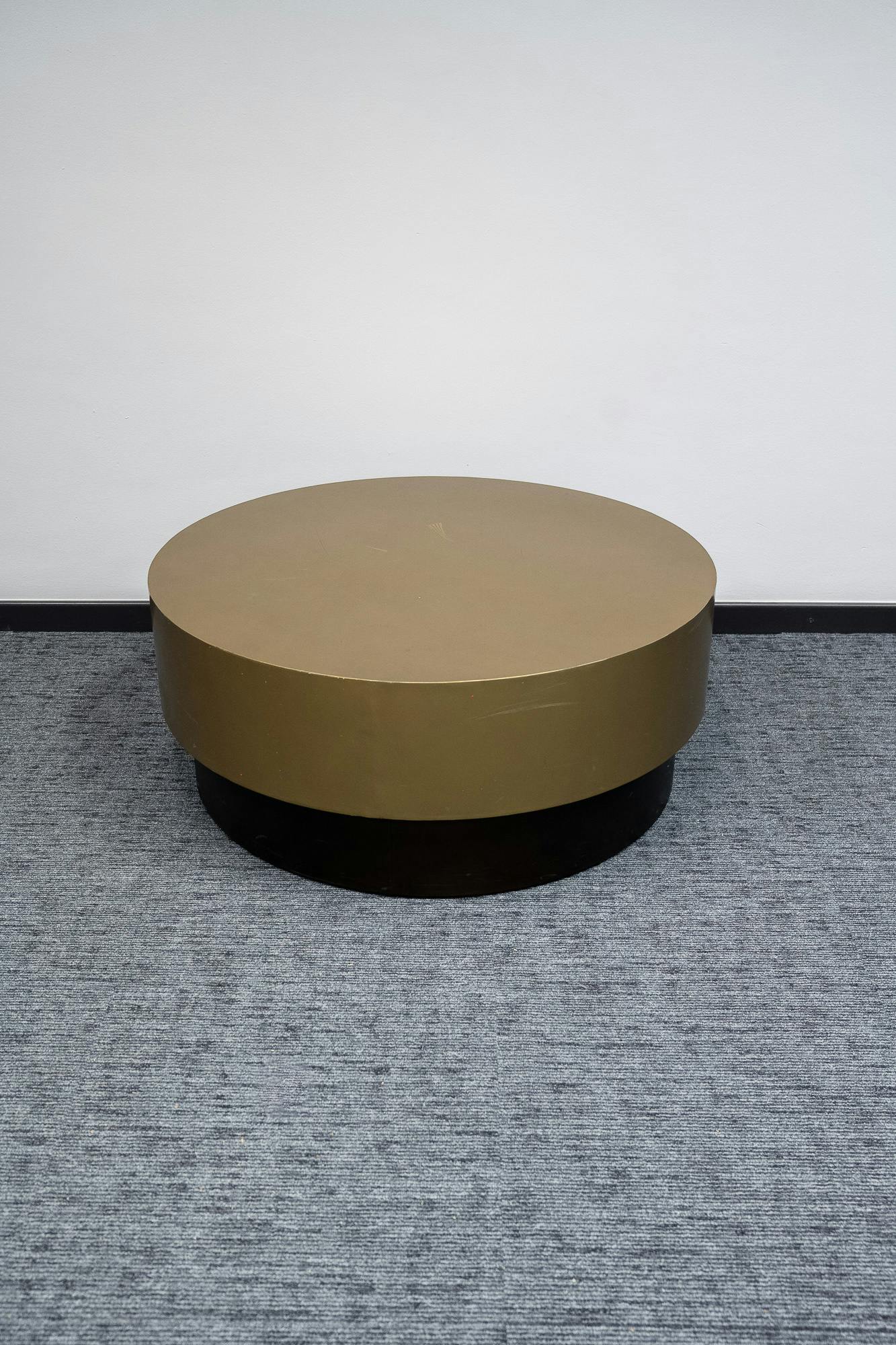 Table basse en métal doré et noir - Relieve Furniture