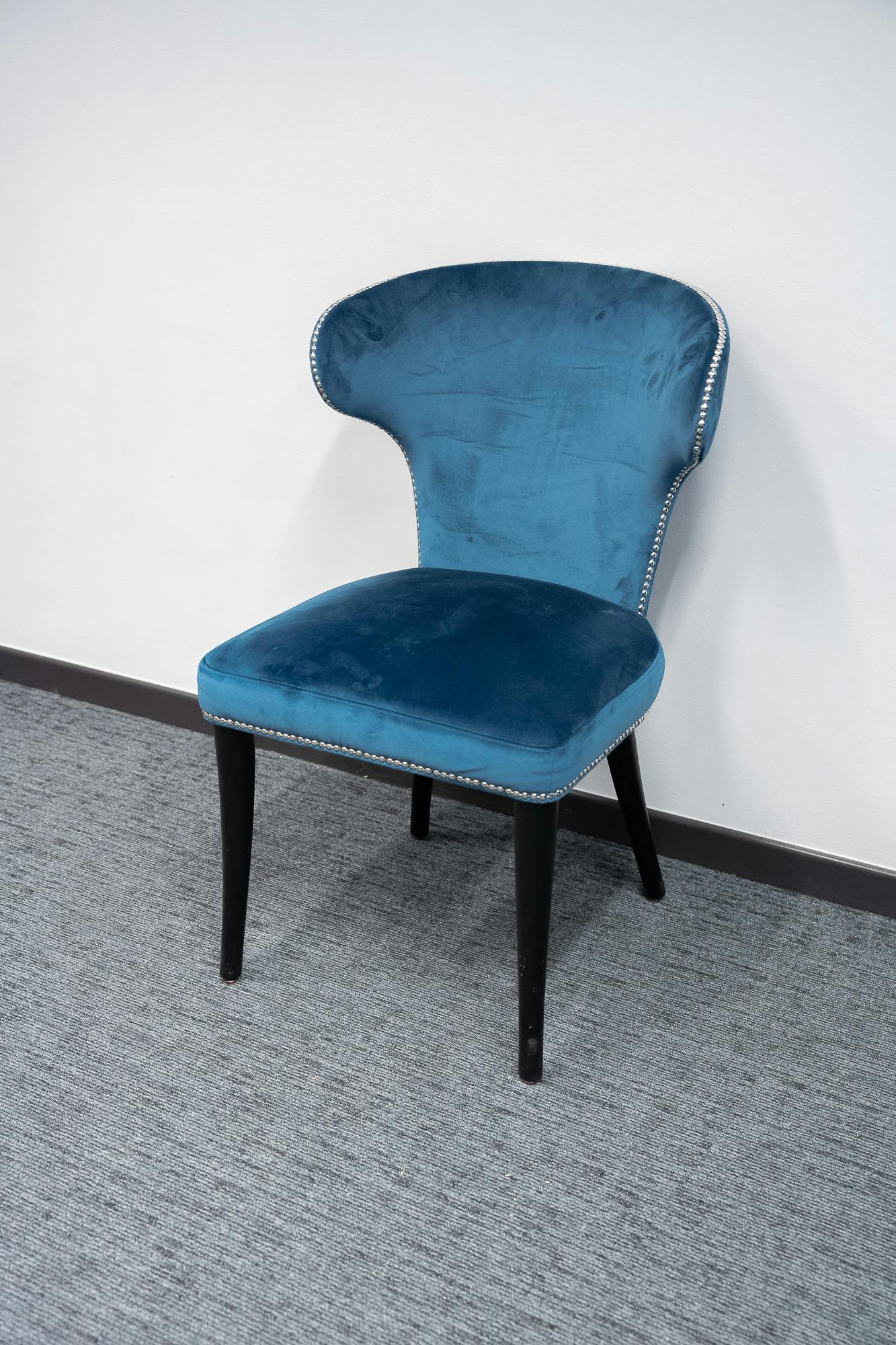 Chaise de banquet satellite en velours bleu - Relieve Furniture
