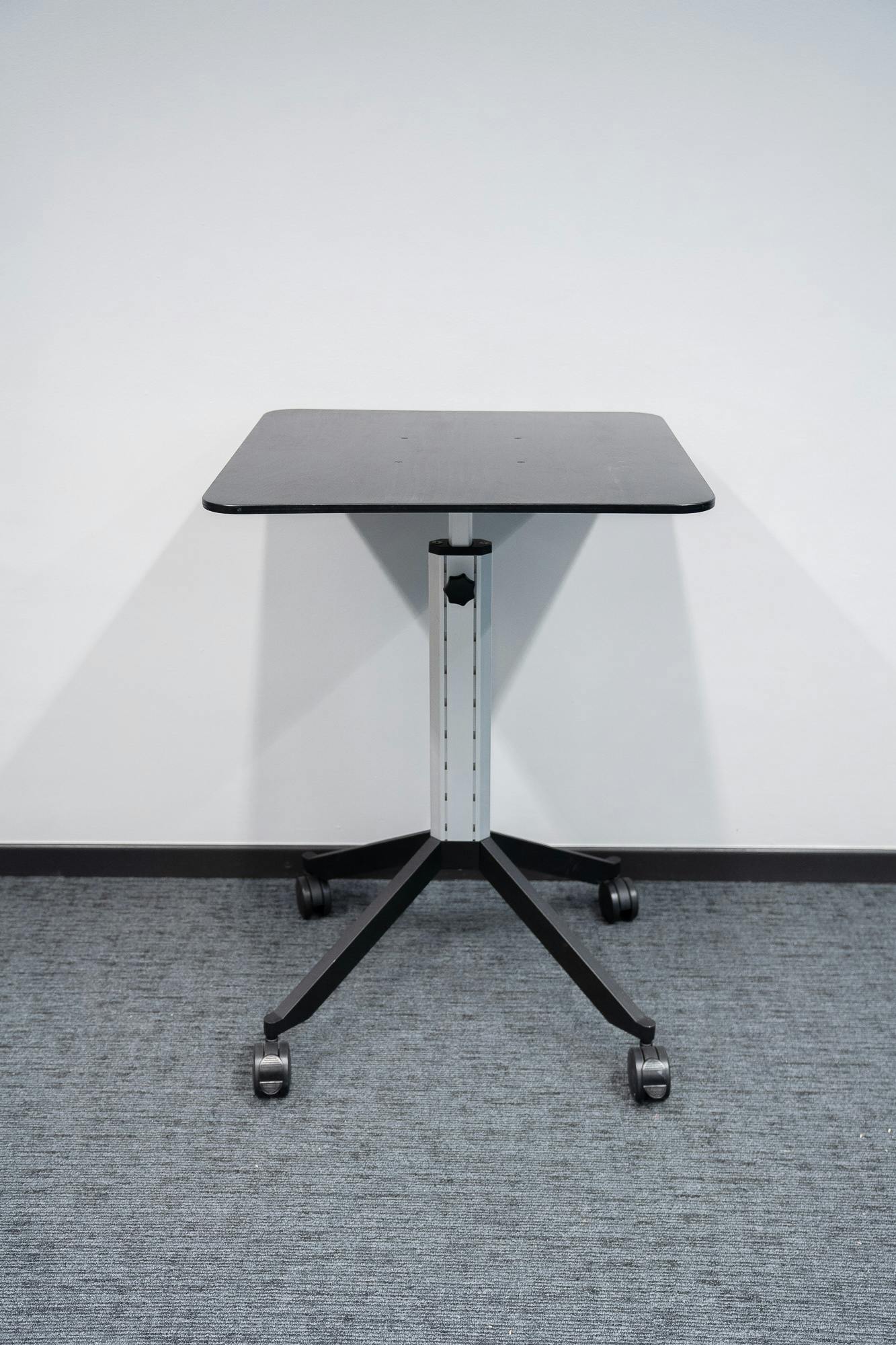 Table mobile avec roulettes réglables en hauteur - Relieve Furniture