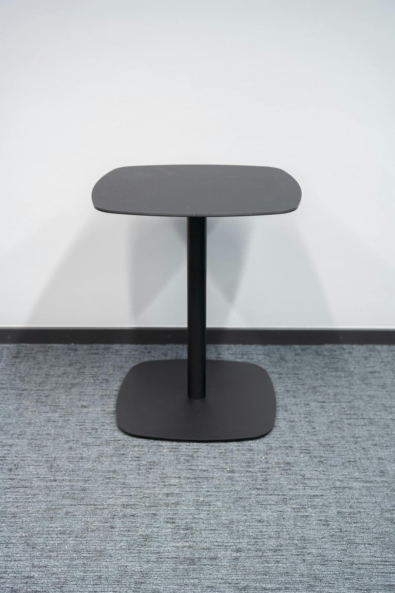 Table carrée noire en fer conçue par Estudi Manel Molina - Relieve Furniture