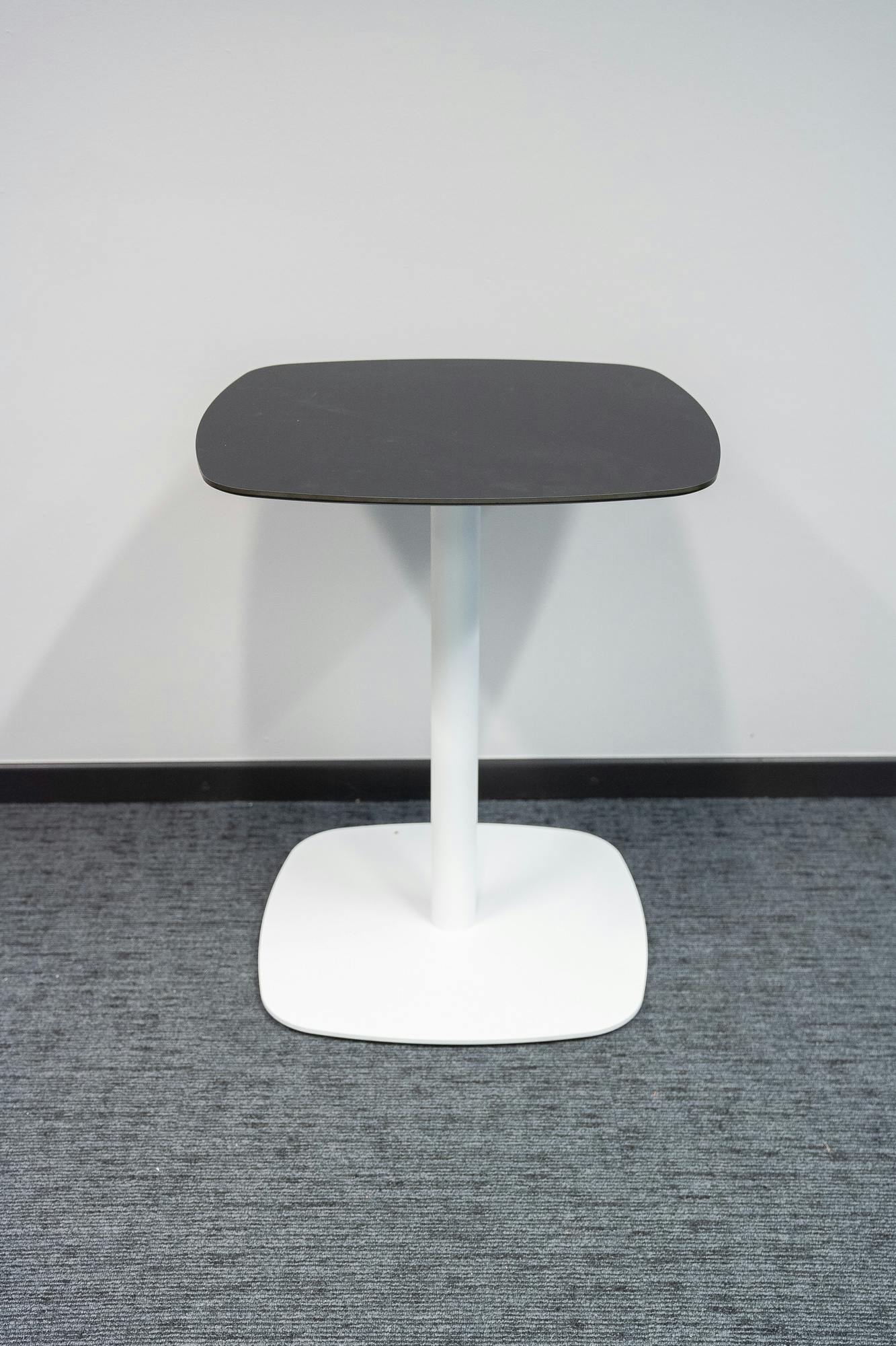 Table en fer carrée noire et blanche conçue par Estudi Manel Molina - Relieve Furniture
