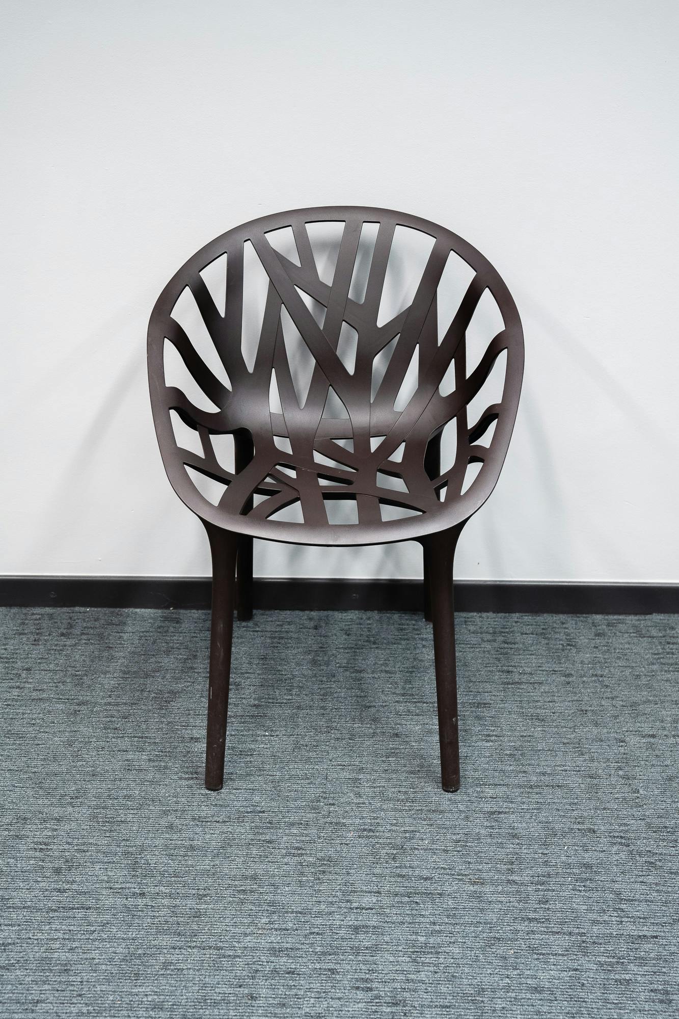 Chaise en plastique marron avec motif de vigne - Relieve Furniture