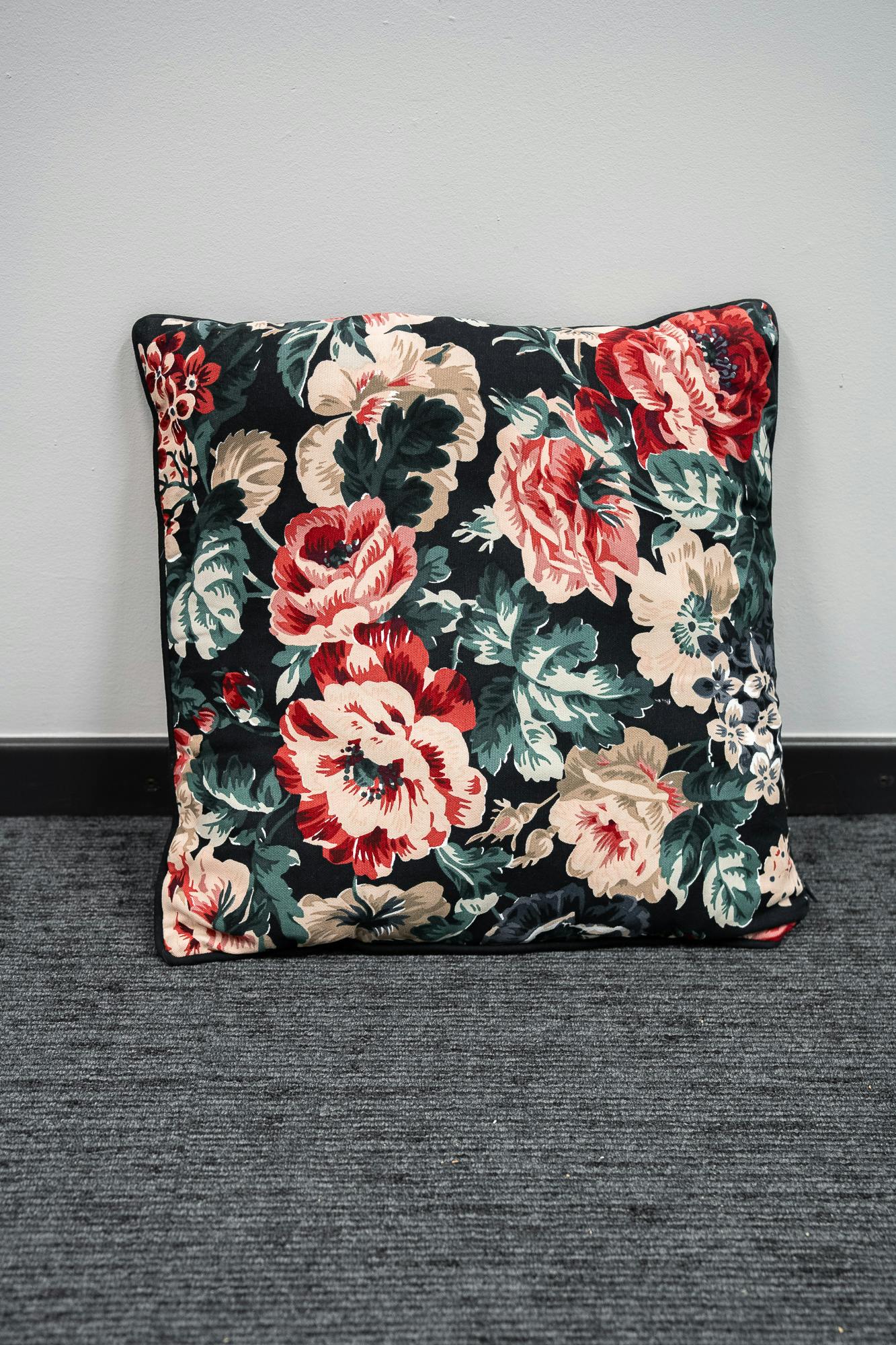  black cushion with floral motifs - Relieve Furniture