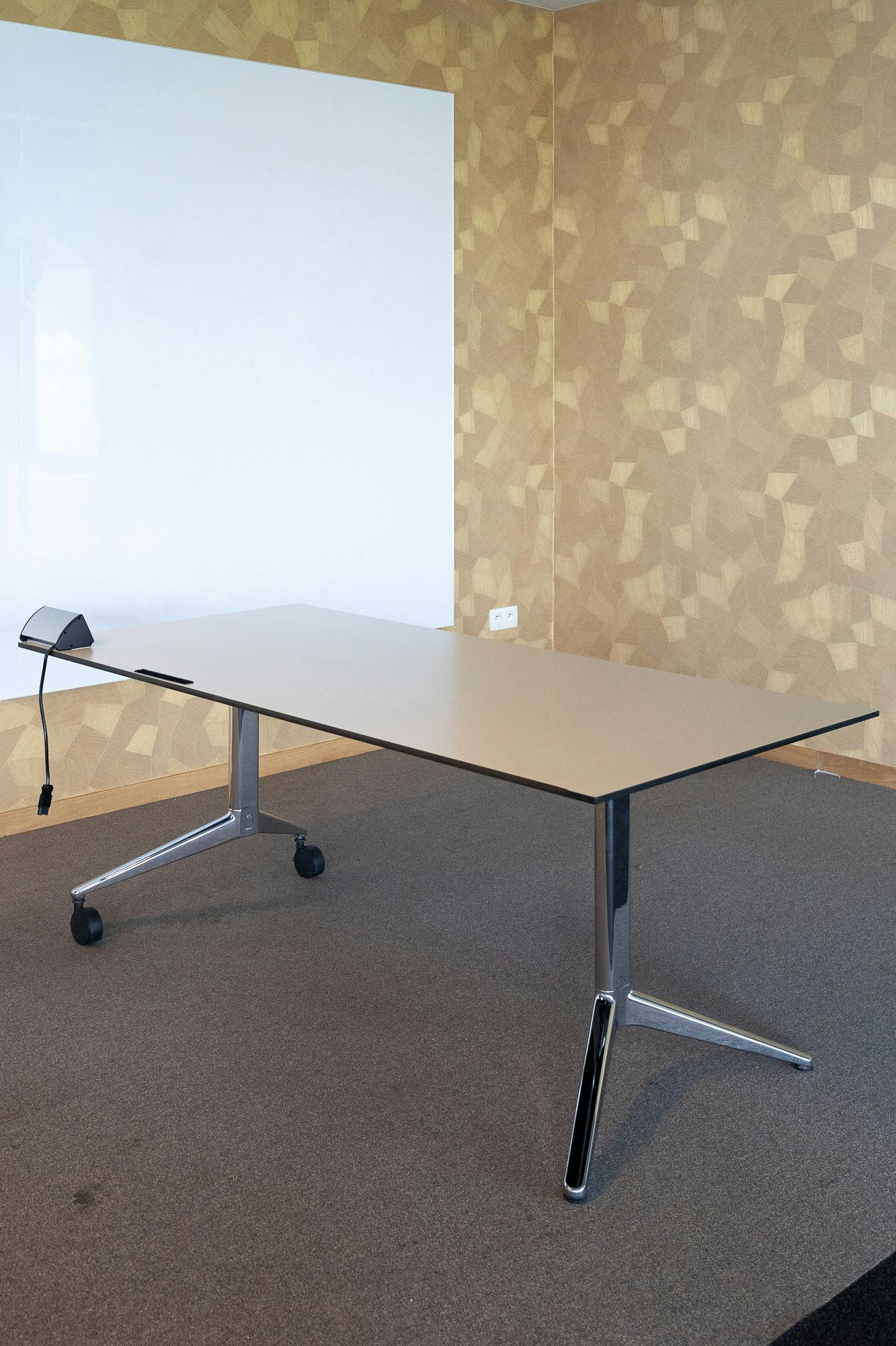 Plateau de table blanc sur 2 roulettes Ahrend avec prise de courant - Relieve Furniture