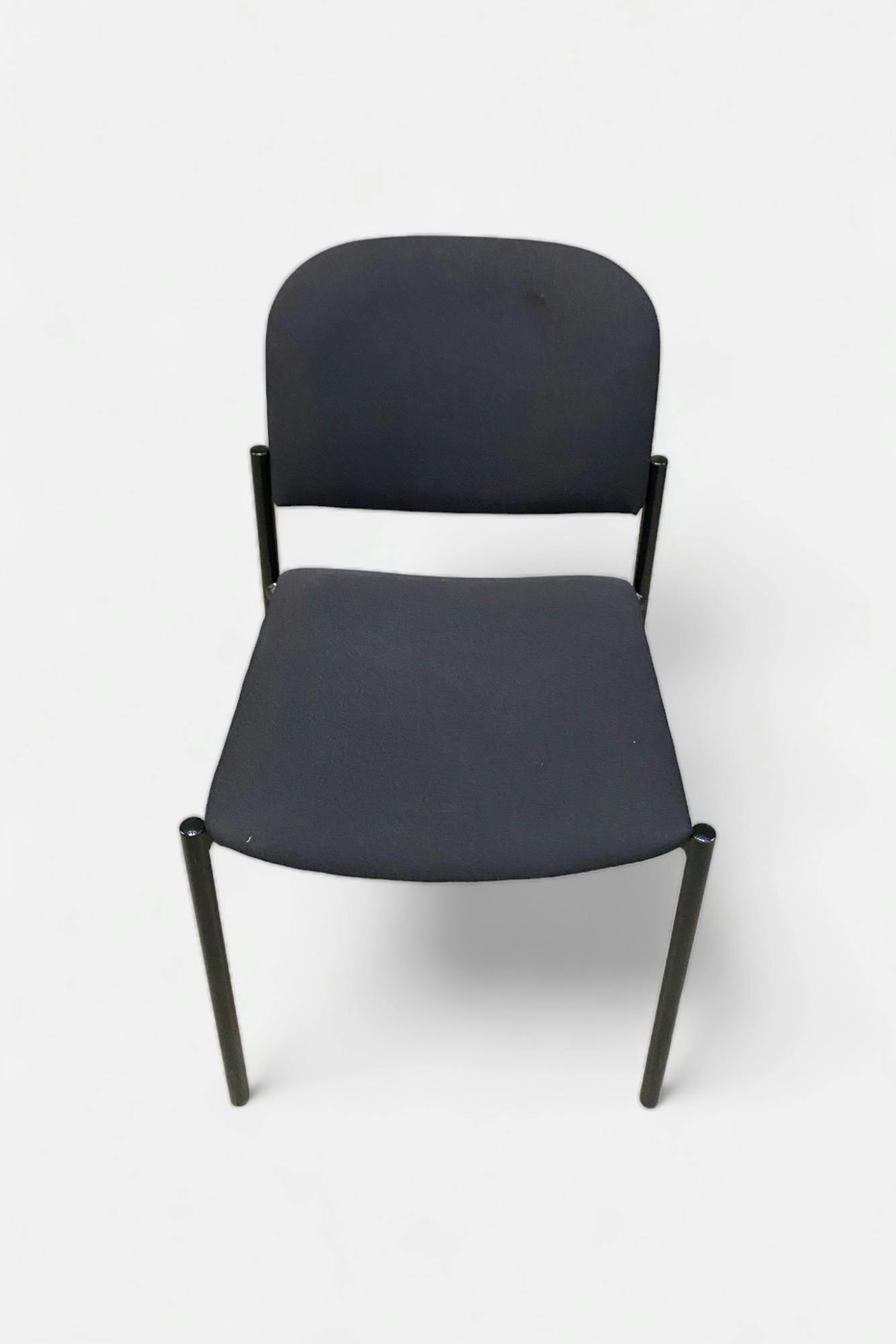 Chaise de réunion noire empilable avec pieds noirs - Relieve Furniture