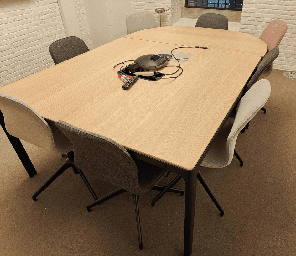 140x140cm Carré Table de réunion en bois clair sur pieds foncés avec accès au plateau